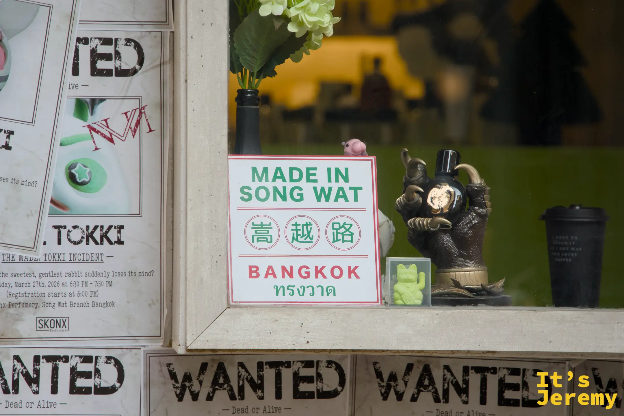SKONX 店窗內的「MADE IN SONG WAT」標誌，旁邊陳列著潮流公仔收藏品與「WANTED TOKKI」周邊
