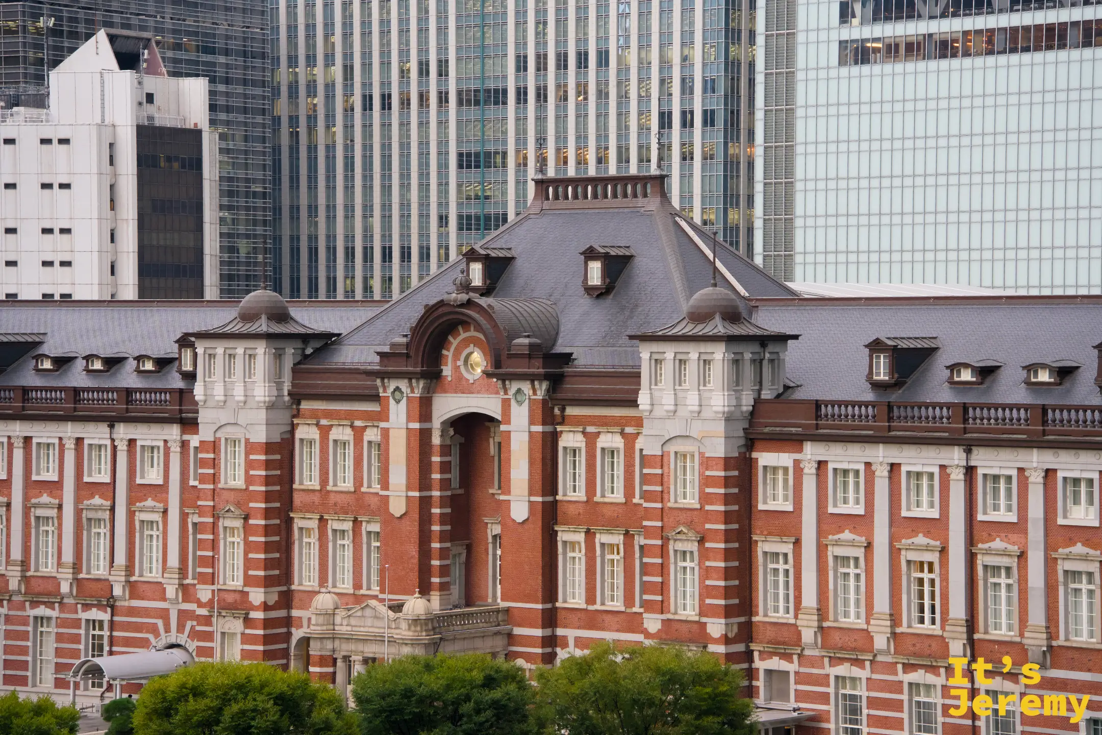 東京車站中央立面的浮雕與窗飾，百年前的工藝細節清晰可辨