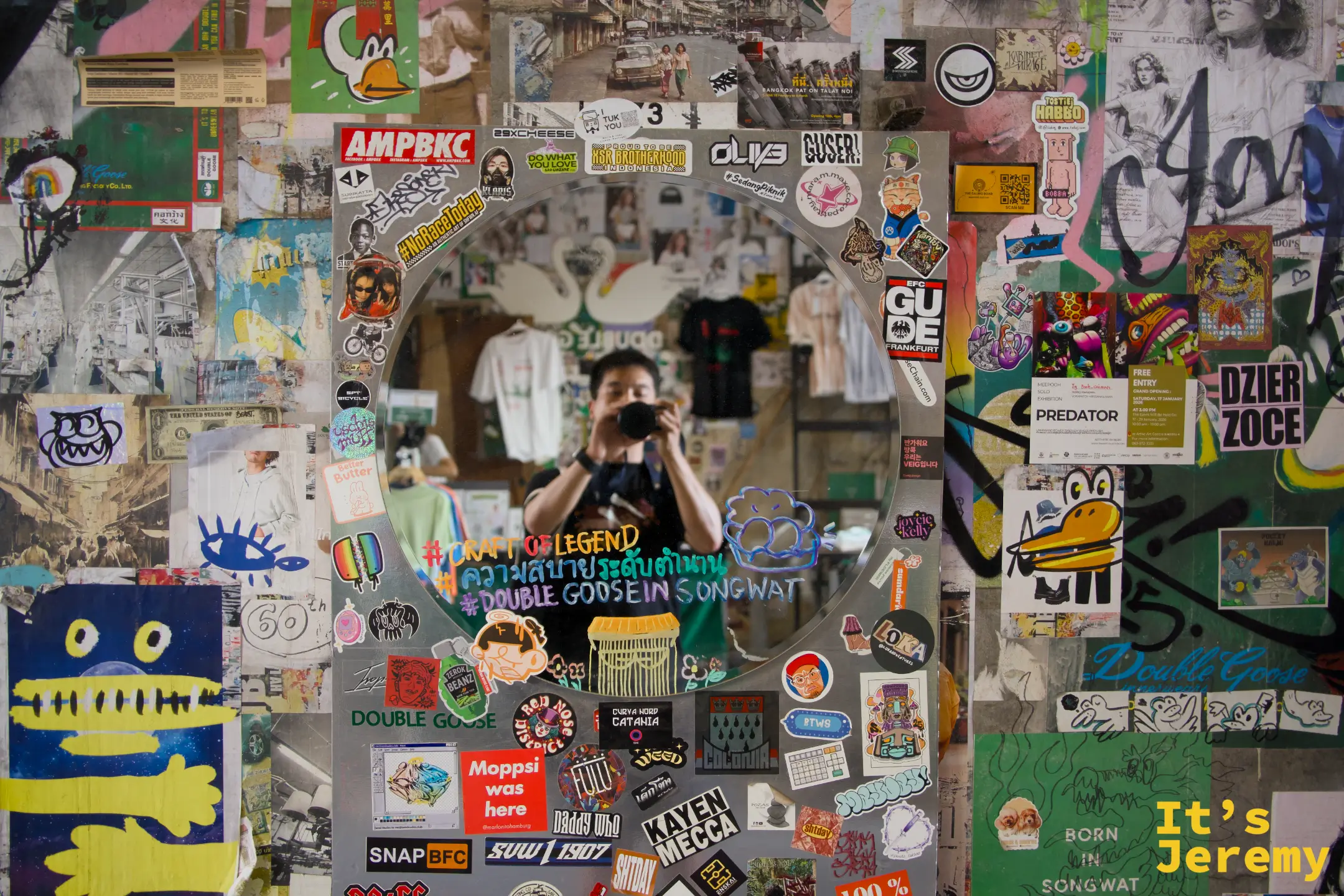 遊客在四周密貼「DOUBLE GOOSE」「BORN IN SONG WAT」字樣的鏡子前自拍，整個鏡框成為貼紙裝置作品