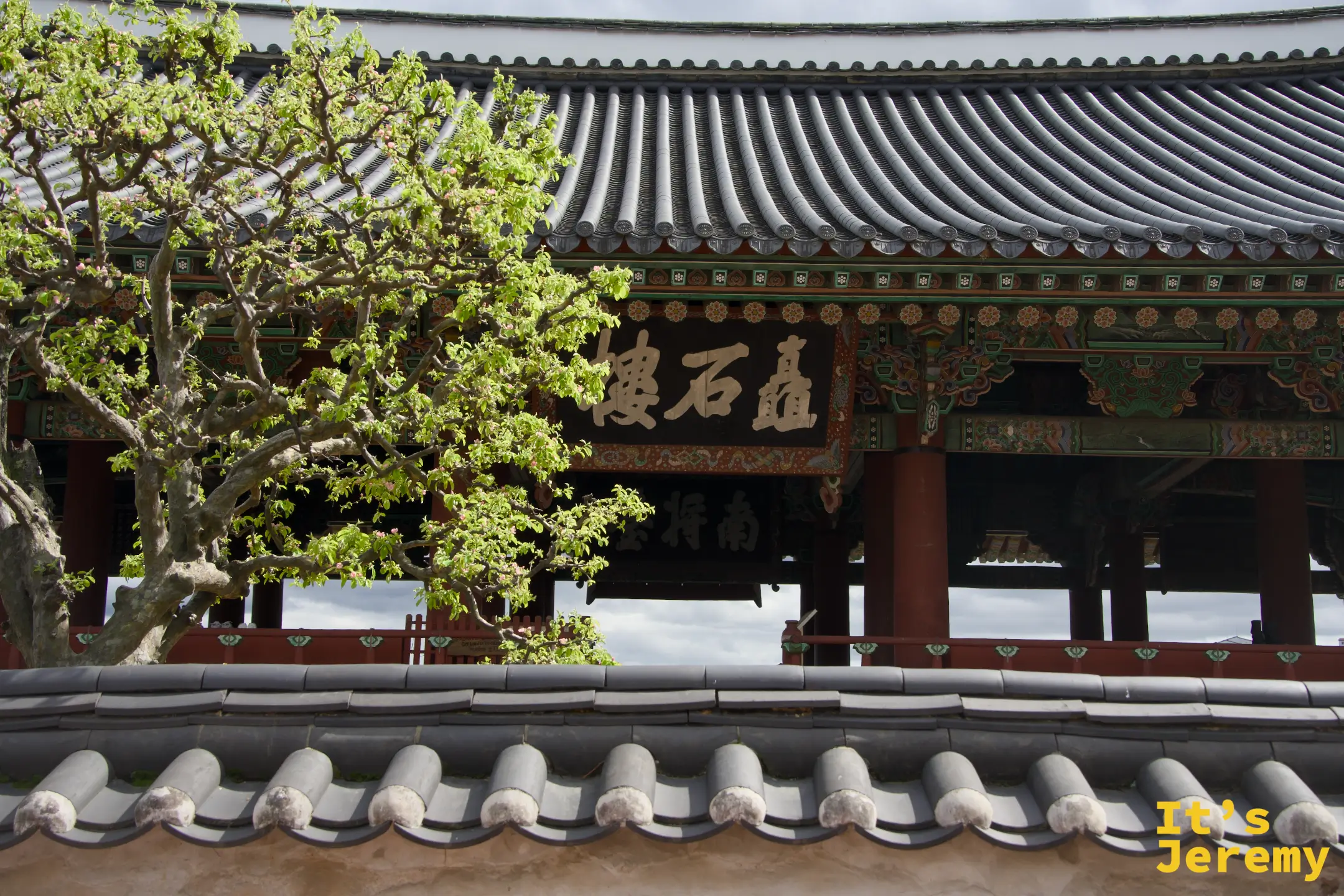 矗石樓正面，「矗石樓」匾額懸於屋簷之下，初春新葉剛萌發