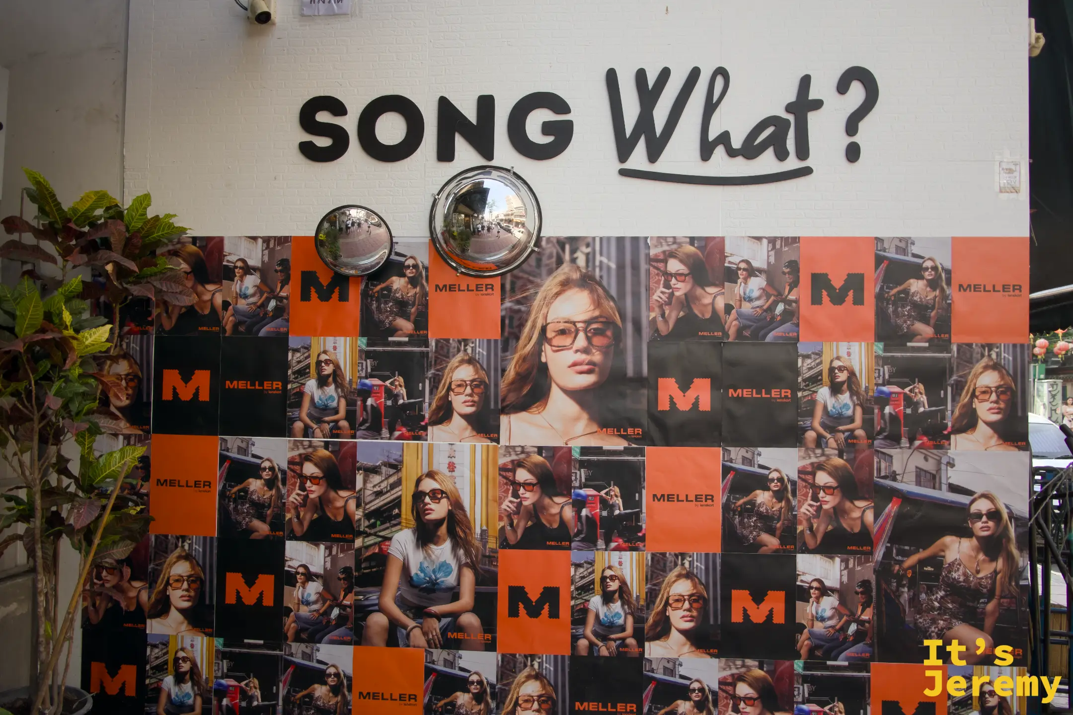 「SONG What?」文字牆搭配 Meller 墨鏡品牌快閃展示，諧音雙關文字玩了「SONG WAT」的發音