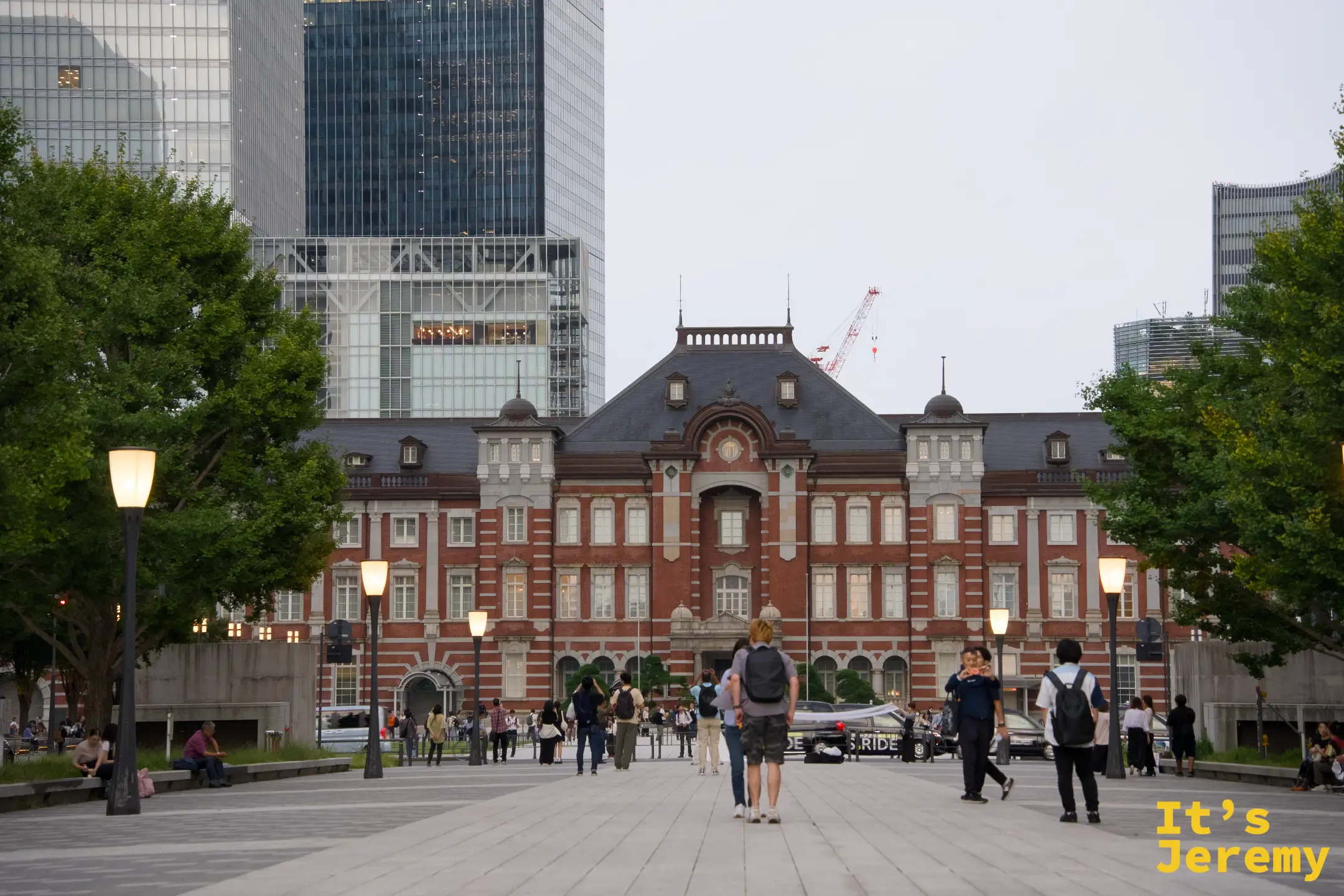 傍晚路燈亮起，廣場上行人各自向前，東京車站正面橫展在眼前