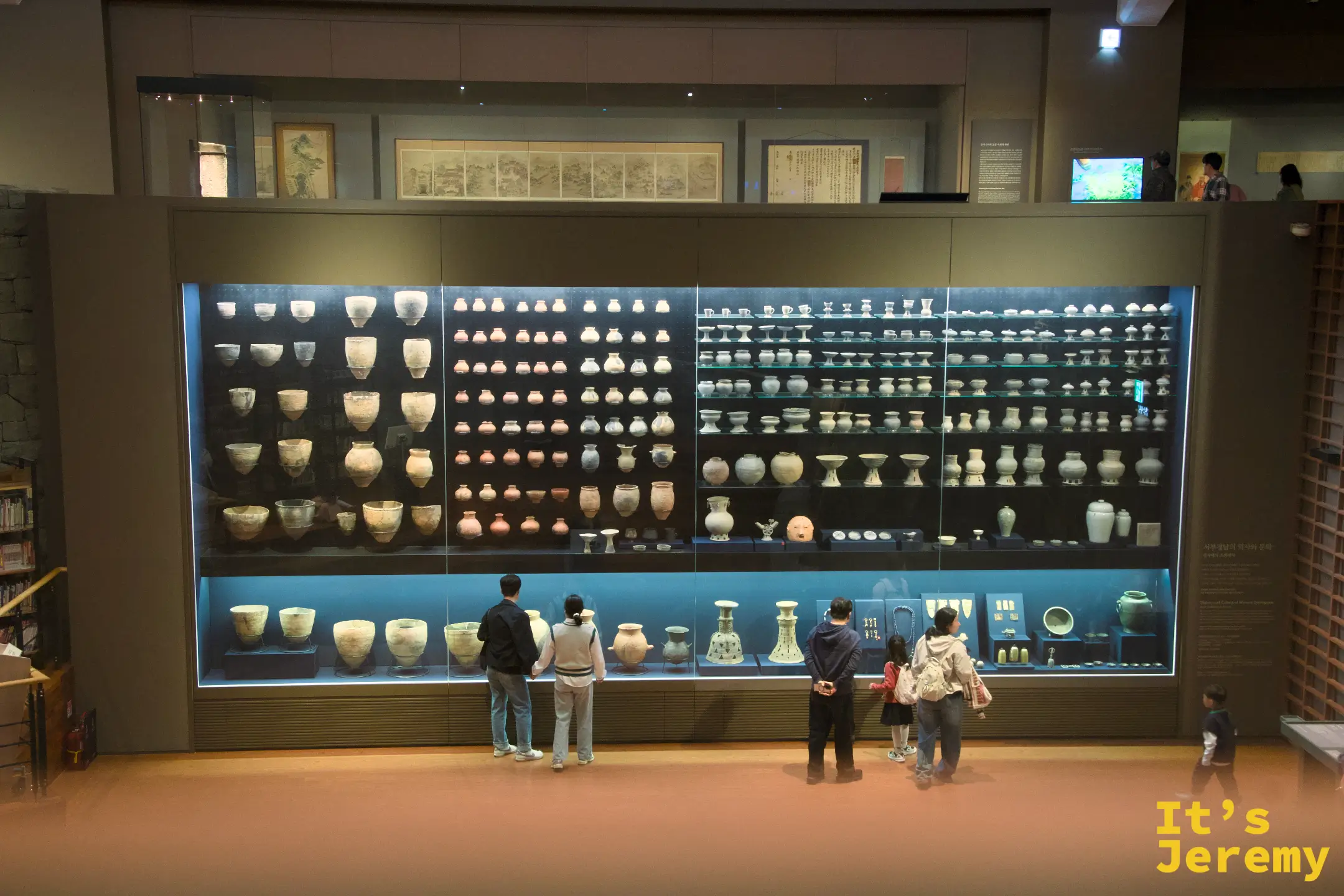 館內壓軸的大型陶瓷展示牆