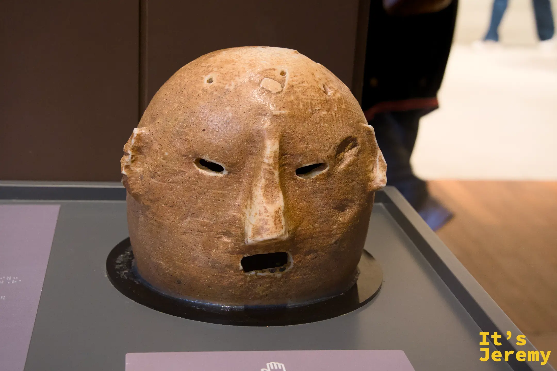 館內可觸摸的古代陶製人臉面具模型