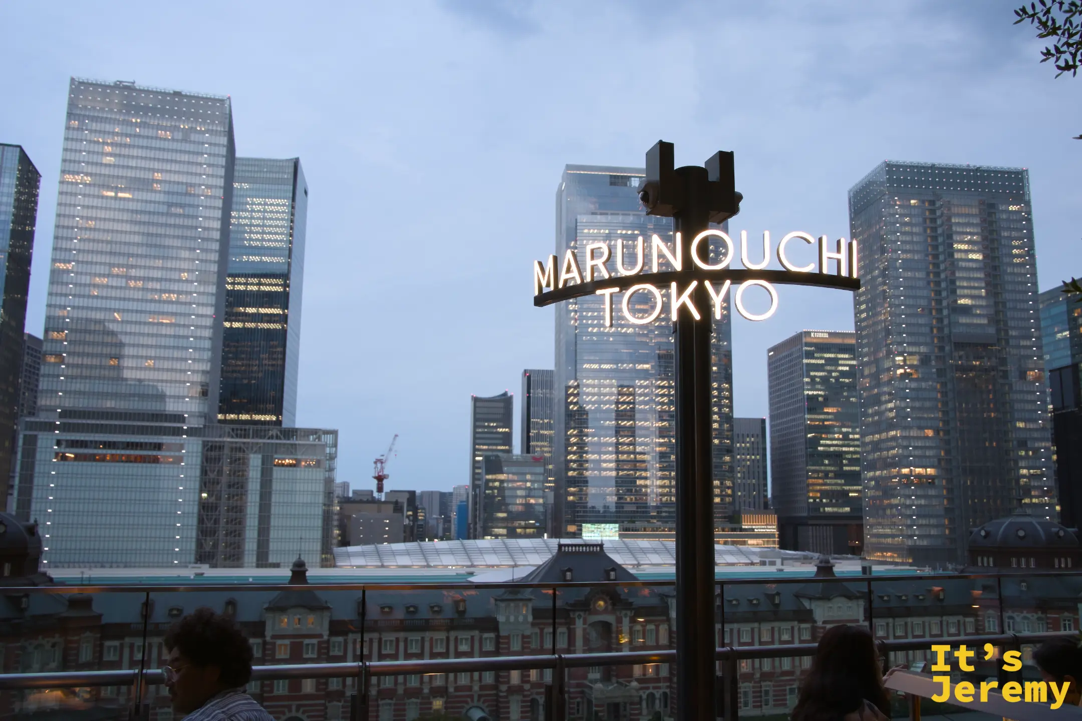 入夜後 MARUNOUCHI TOKYO 霓虹燈全亮，背後整個丸之內商業區化成燈海