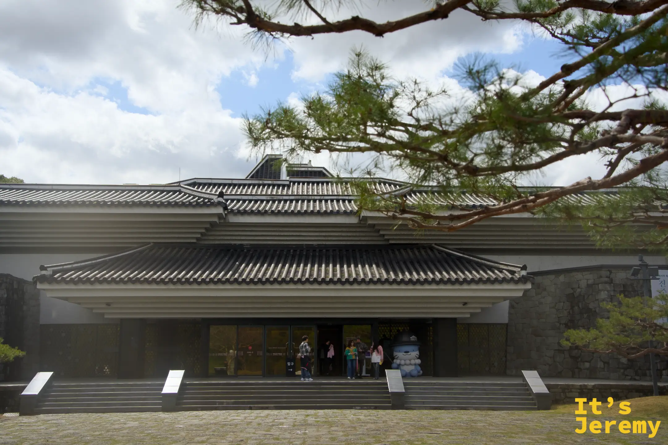國立晉州博物館外觀，透過松枝望去
