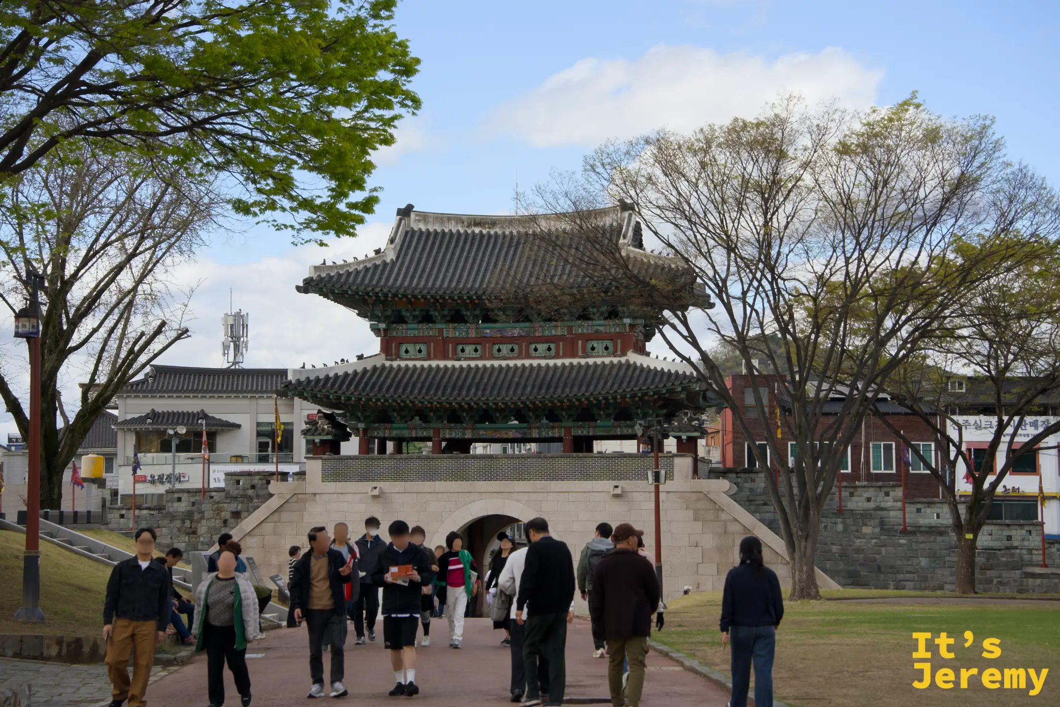 拱北門（Gongbungmun）外側，圓拱石門洞是朝鮮時代城門的典型形制