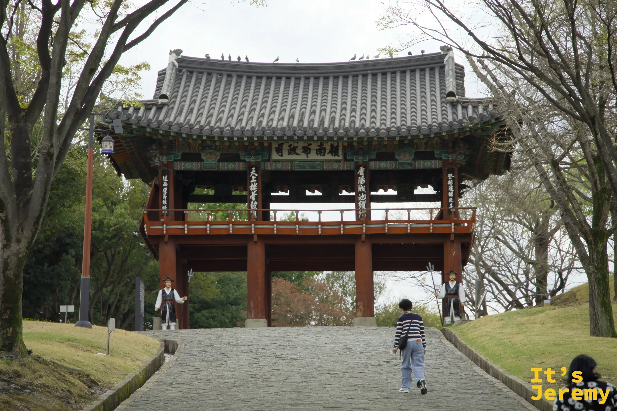 嶺南布政司從石板坡道仰拍，雙層紅柱門樓屋頂曲線莊重