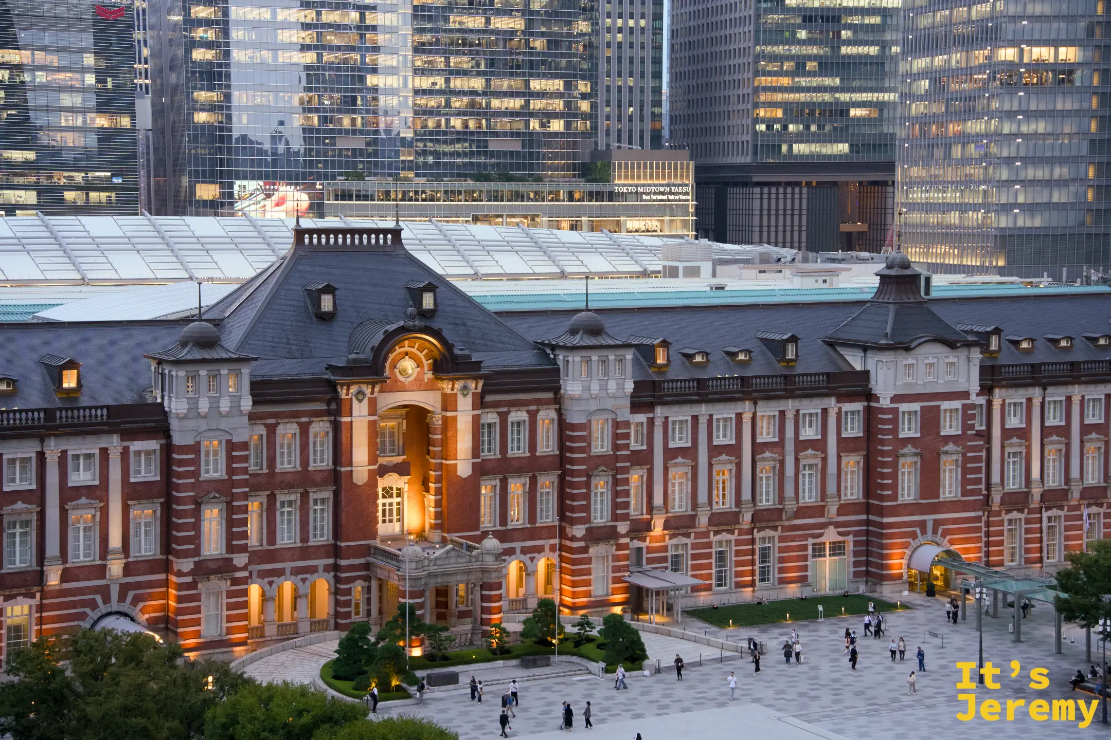傍晚藍調時分，東京車站全景從廣場望去，車站燈光開始預熱