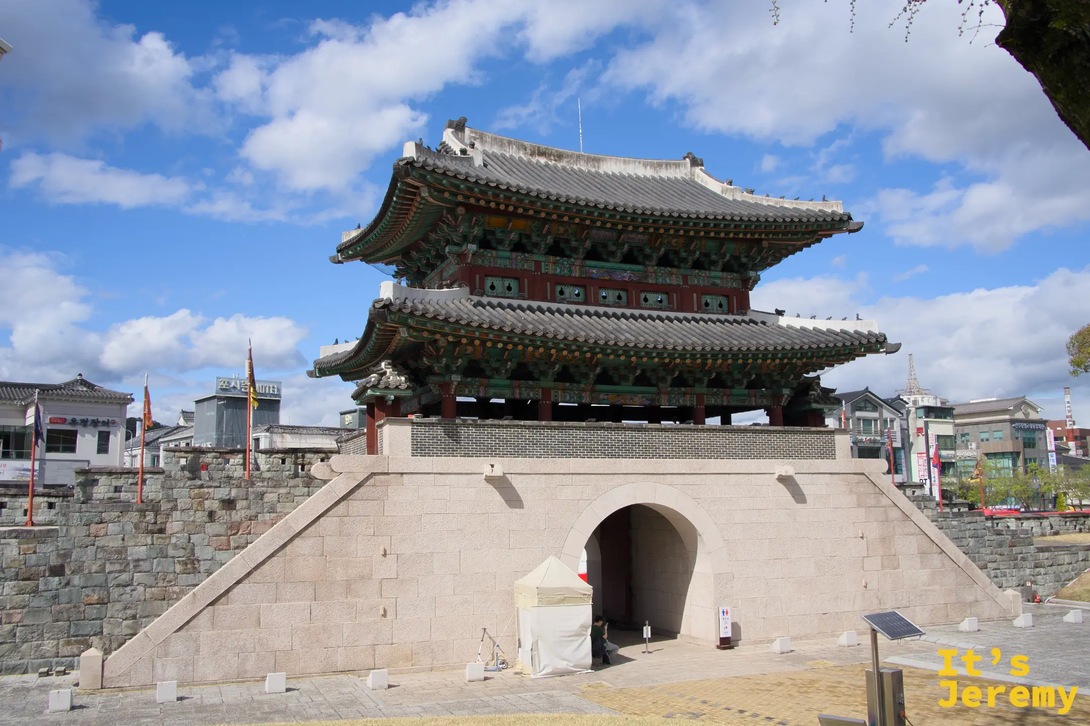 晉州城主城門拱北門（Gongbungmun）全景，兩層式城樓建於石台之上
