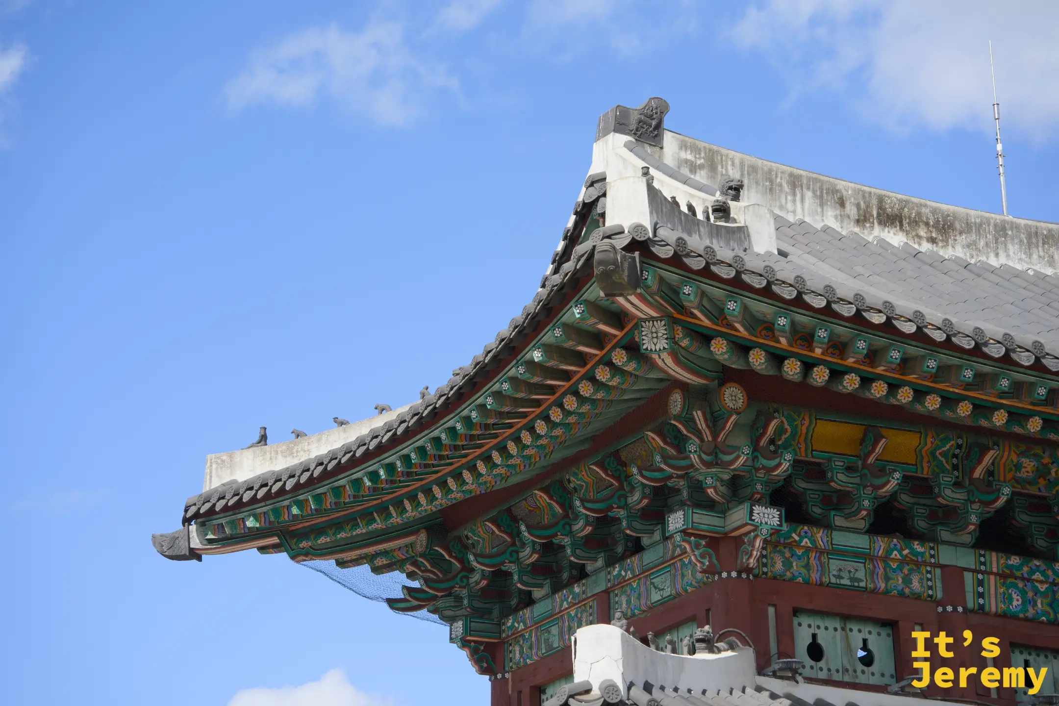 拱北門屋角飛簷翹起，藍天背景讓瓦件曲線輪廓格外清晰