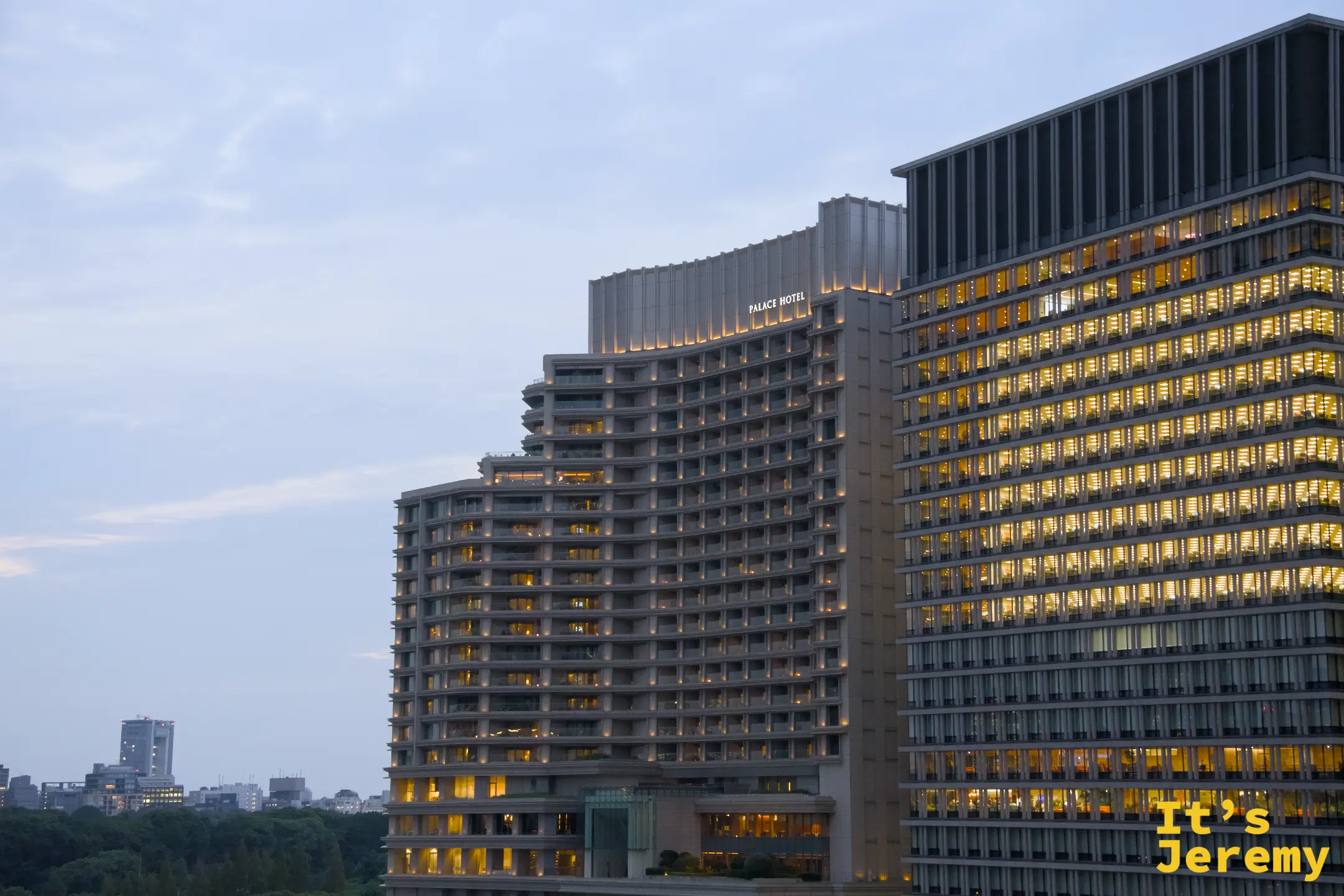 傍晚藍調中的 Palace Hotel Tokyo，比東京車站年輕，卻也選擇以低調沉穩的姿態與這個地段共存