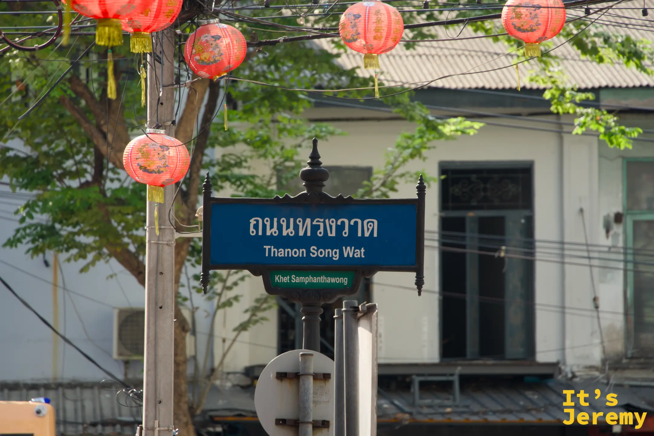 「ถนนทรงวาด / Thanon Song Wat」官方街道路牌，紅燈籠高懸其上，位於 Khet Samphanthawong 行政區