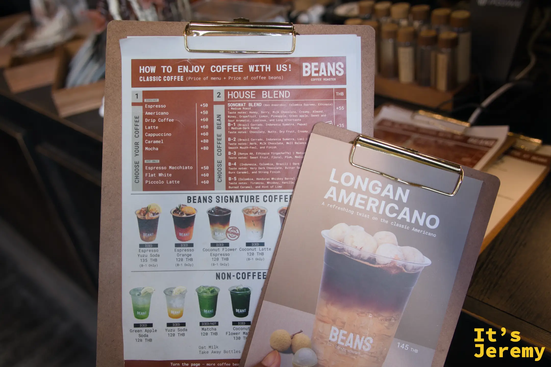 BEANS 菜單夾板:可見 Classic Coffee、House Blend(B 系列)、Signature Coffee、Non-Coffee 各選項,以及 Longan Americano ฿145 獨立介紹卡