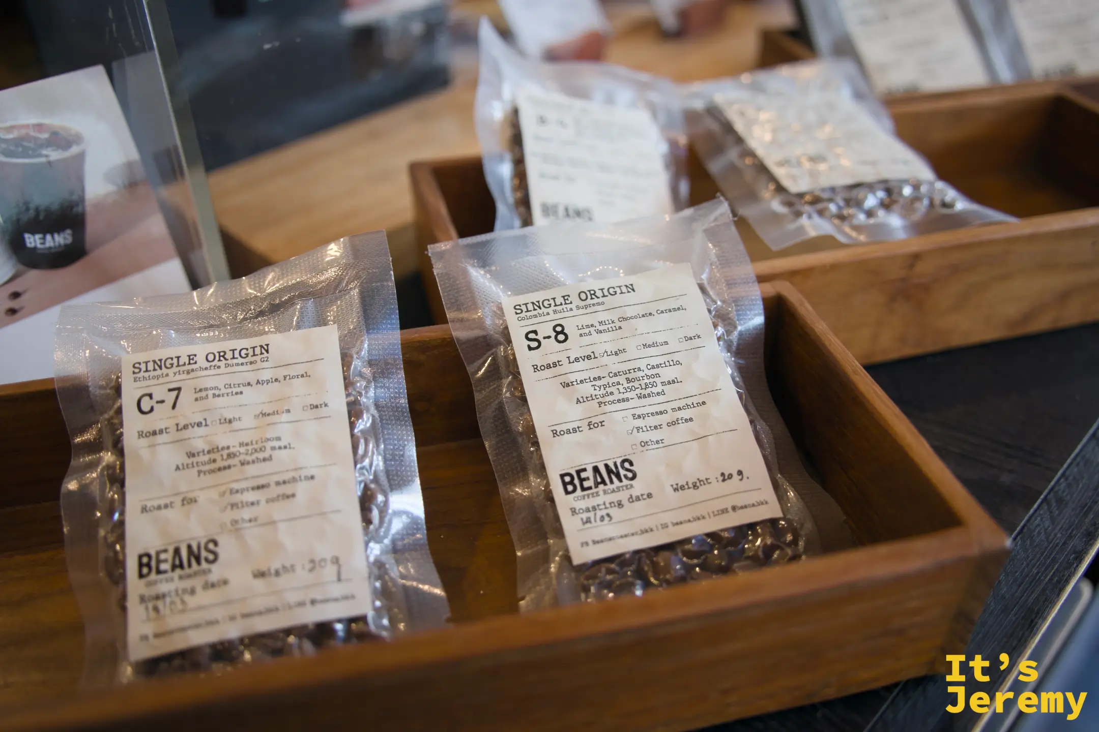 木盒中兩包 Single Origin 咖啡豆:C-7(衣索比亞 Yirgacheffe,淺中焙,柑橘花香莓果)與 S-8(哥倫比亞 Huila,中焙,牛奶巧克力焦糖香草)