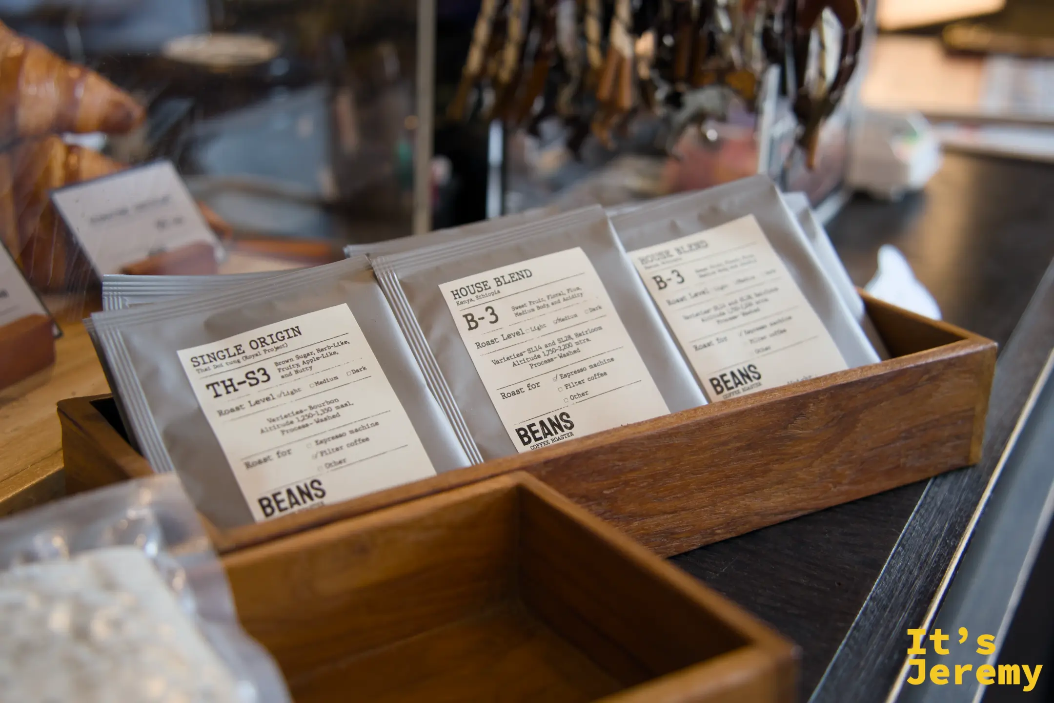 展示盒中三包掛耳咖啡:TH-S3 Single Origin(泰國多依頌皇家計畫,淺焙,紅糖香草果香)、B-3 House Blend(肯亞衣索比亞,淺中焙,甜果香花香)