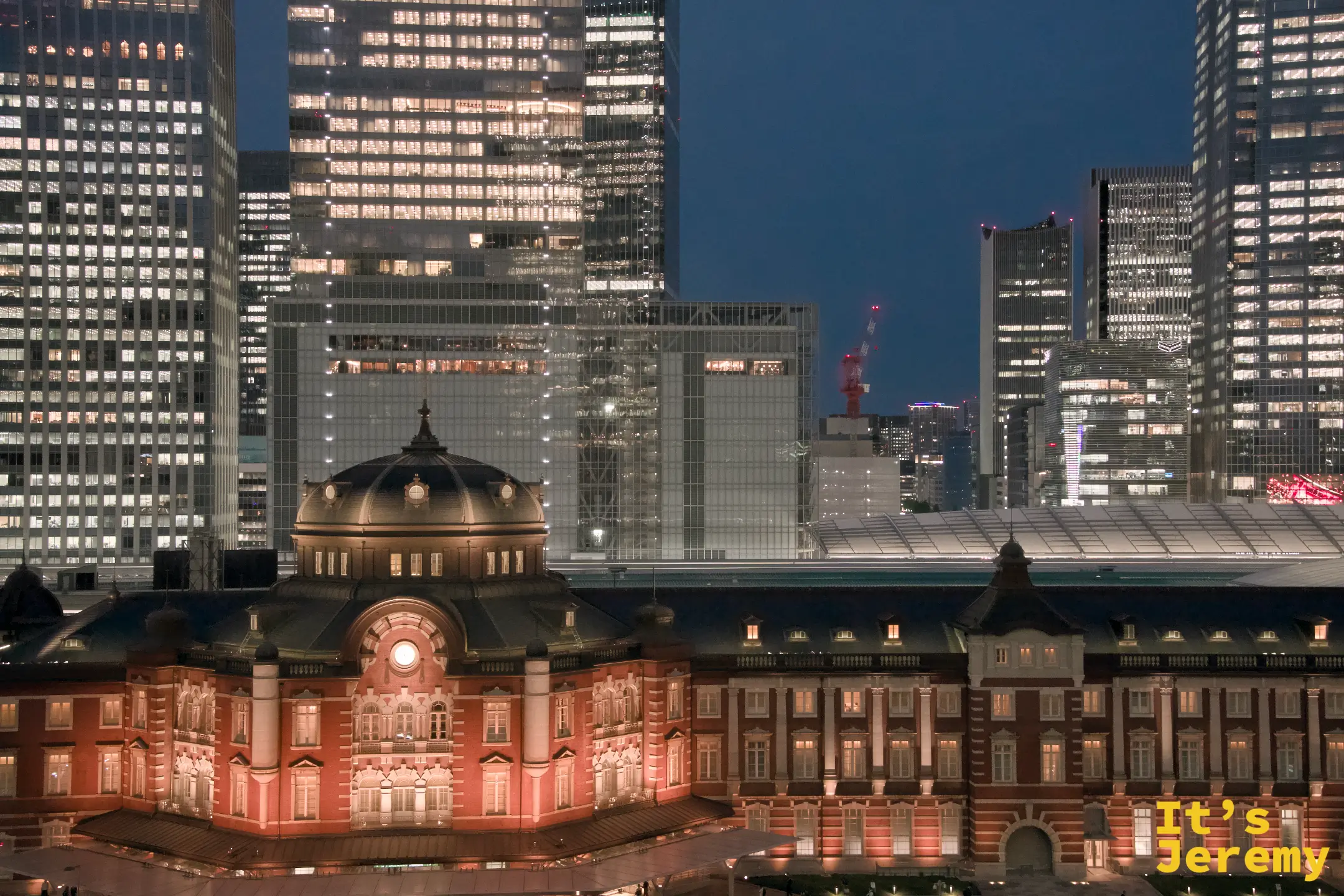 深夜俯瞰，橘紅色的東京車站在更深的夜色中更加醒目