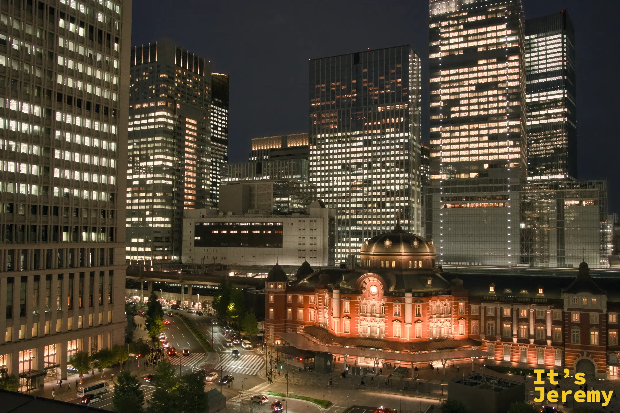 東京車站夜景廣角全圖，橘紅站體與城市燈海並列