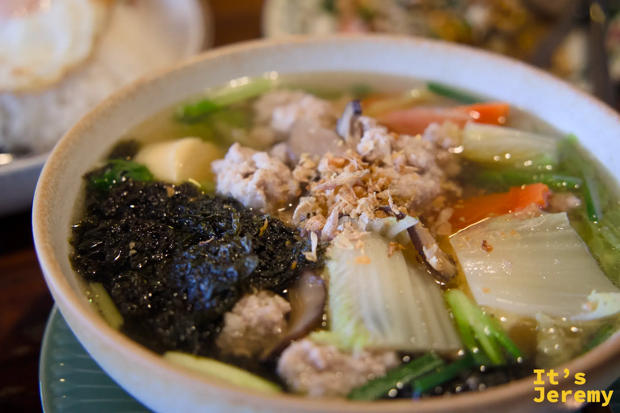 蛋豆腐肉末清湯:清澈湯底搭配蛋豆腐、肉末、小白菜、番茄與一片海苔,擺盤清爽