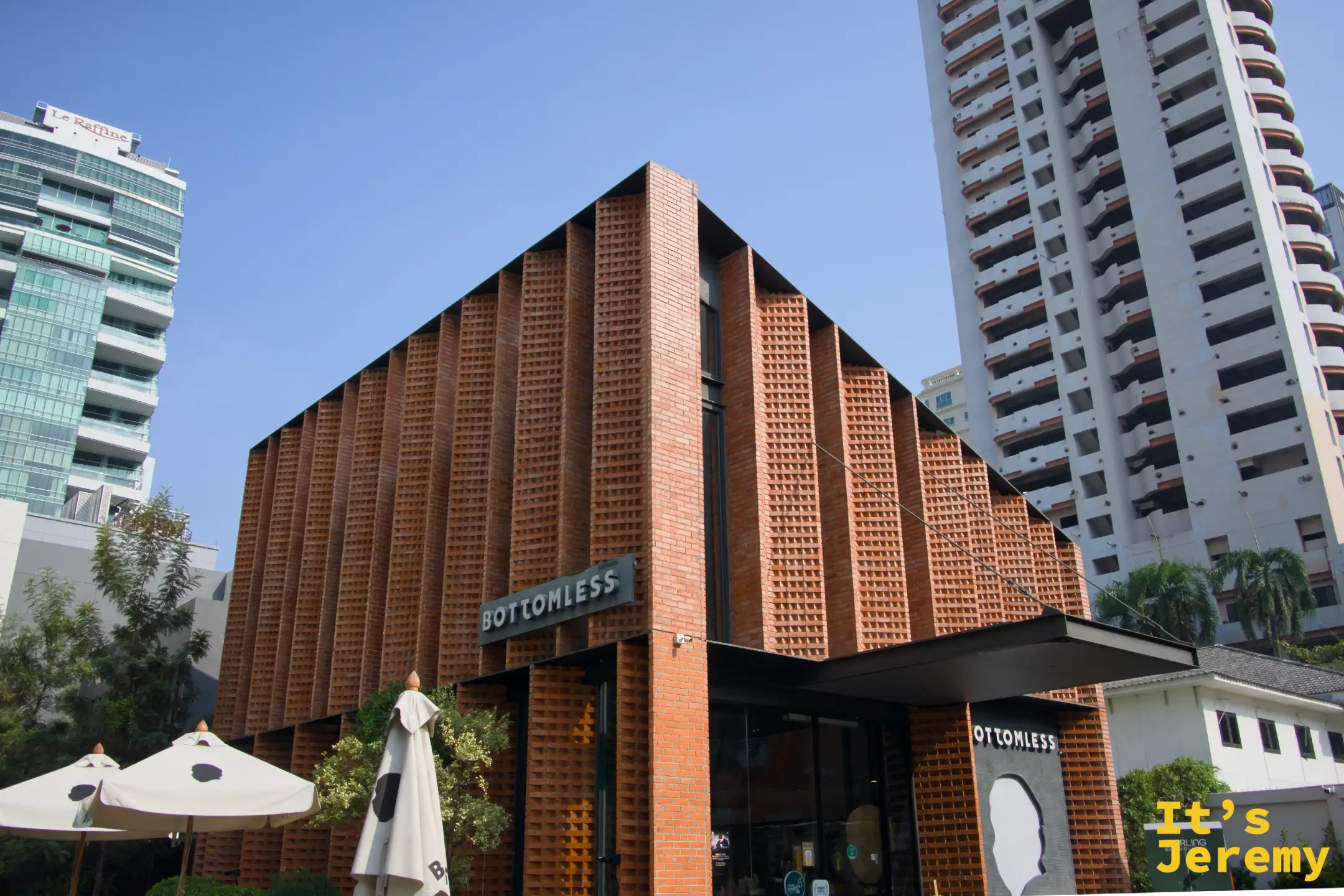 BOTTOMLESS 蘇坤蔚旗艦店正面全景，含戶外庭院與白色品牌傘