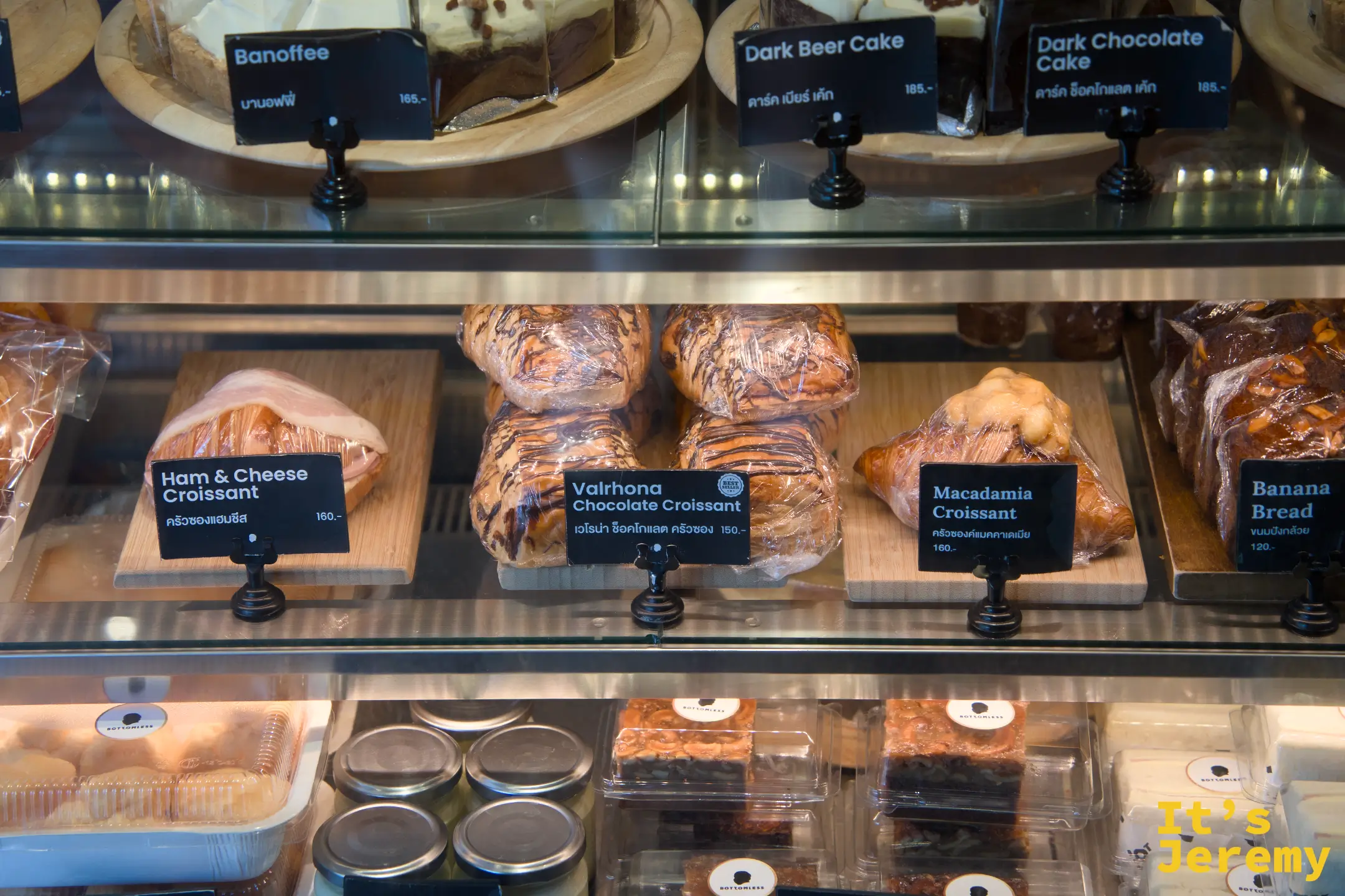 甜點冰櫃中層近景，Ham & Cheese Croissant、Valrhona Chocolate Croissant、Macadamia Croissant 等