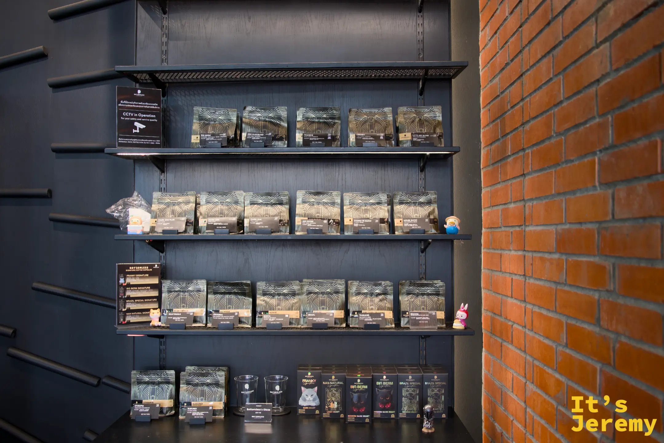 BOTTOMLESS 咖啡豆展示架，多款包裝整齊排列，旁邊有相關器具