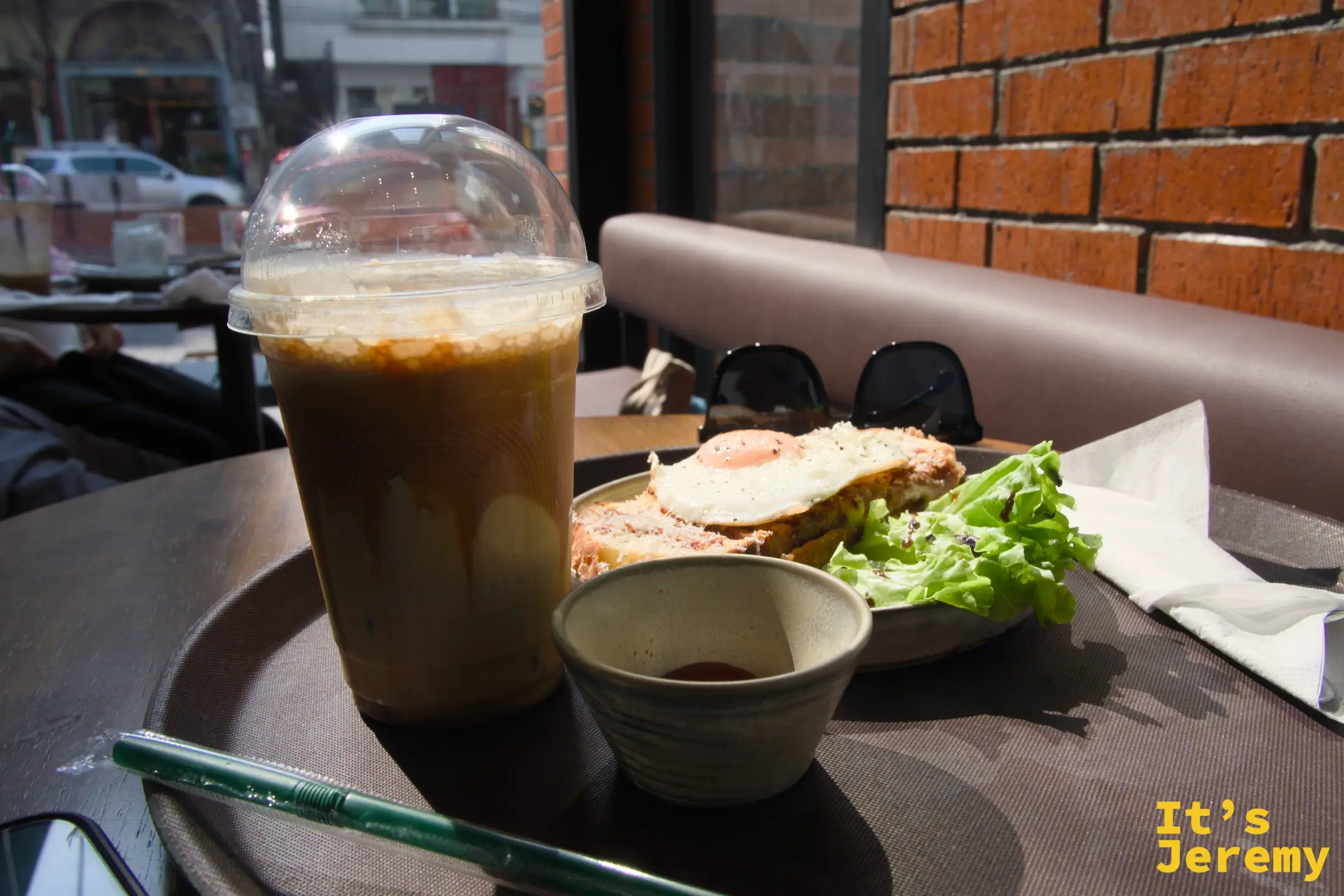 Iced Salted Caramel Macchiato 和 Number 4 四種起司三明治一起放在餐盤上