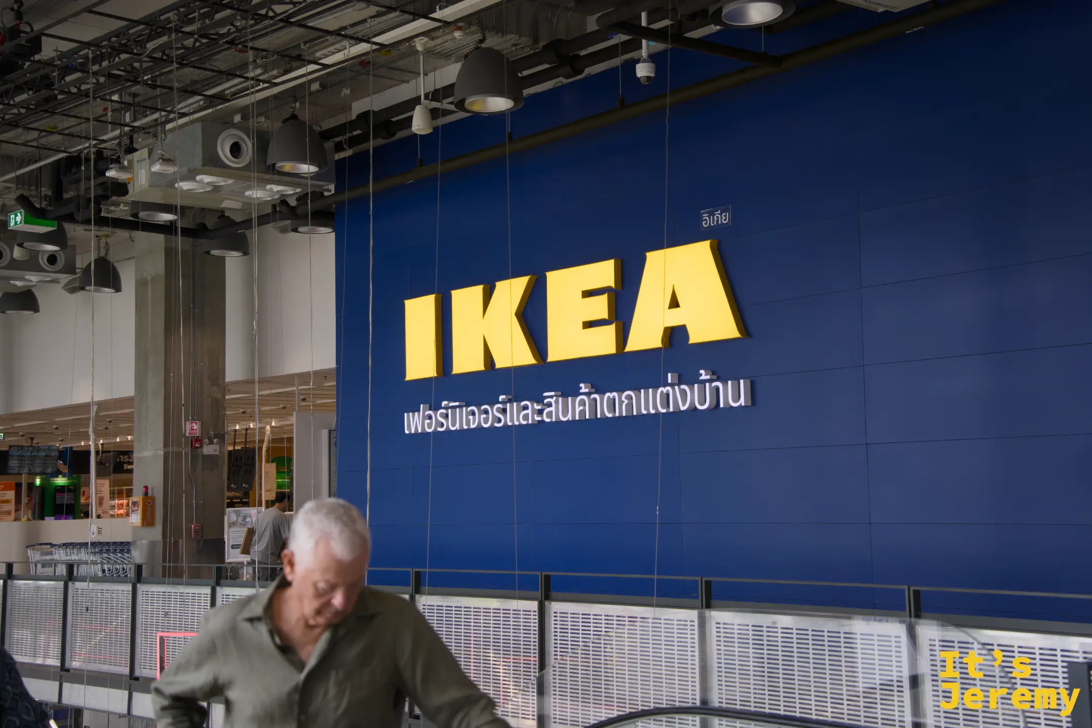 IKEA 藍黃招牌全景,泰文「เฟอร์นิเจอร์และสินค้าตกแต่งบ้าน」副標