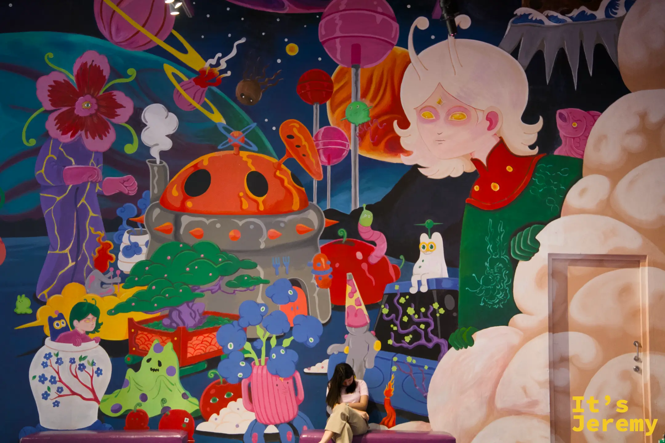 超大型彩色壁畫牆,奇幻生物與宇宙風景,一名女孩坐在牆前