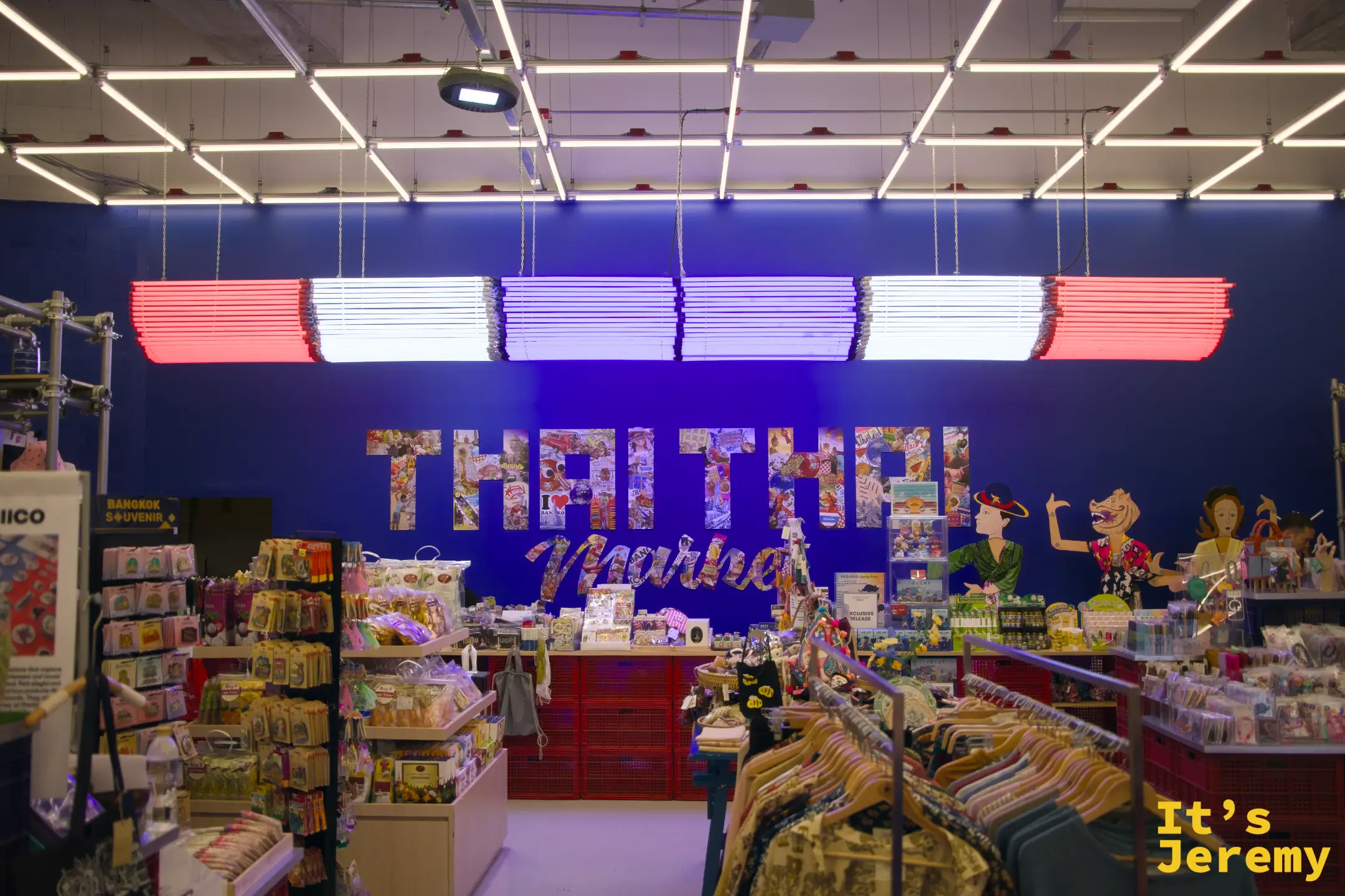 Thai Thai Market 泰國旗色主視覺牆,THAI THAI Market 拼貼字樣,店內陳列各式紀念品