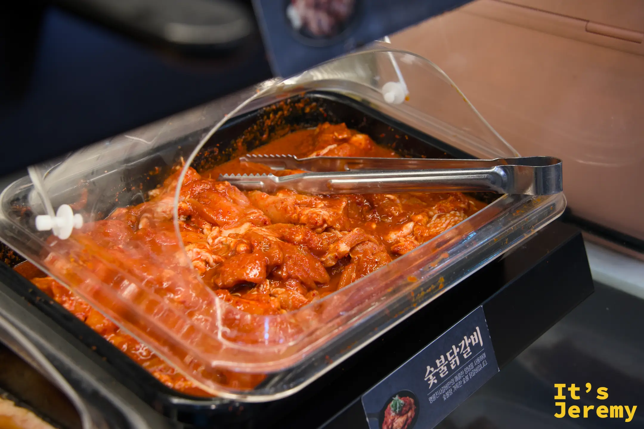 自助台上的숯불닭갈비，辣醬醃製的雞肋排紅艷誘人
