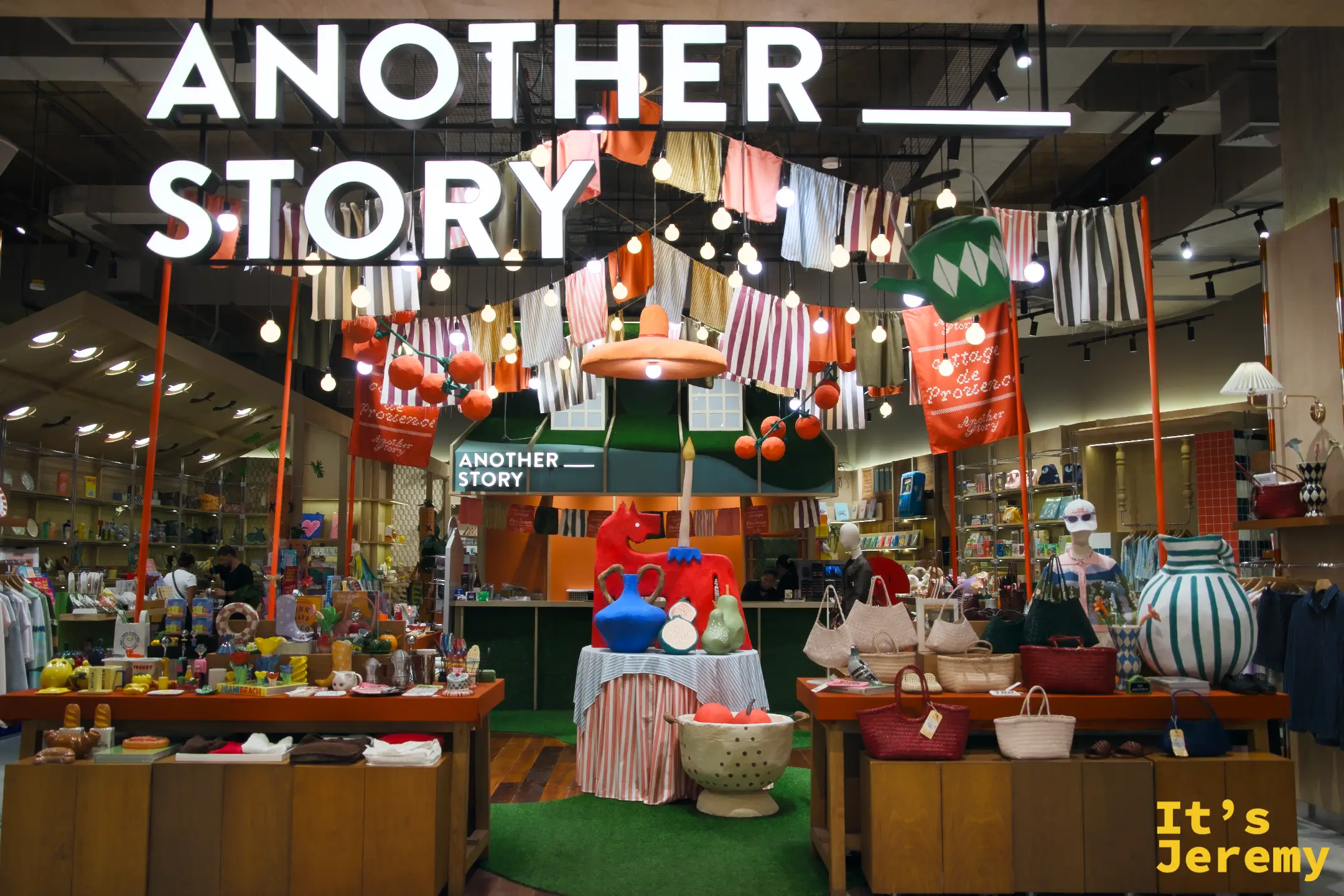 Another Story 生活選物店門口,鮮豔橘綠陳列,各式陶瓷和生活器具