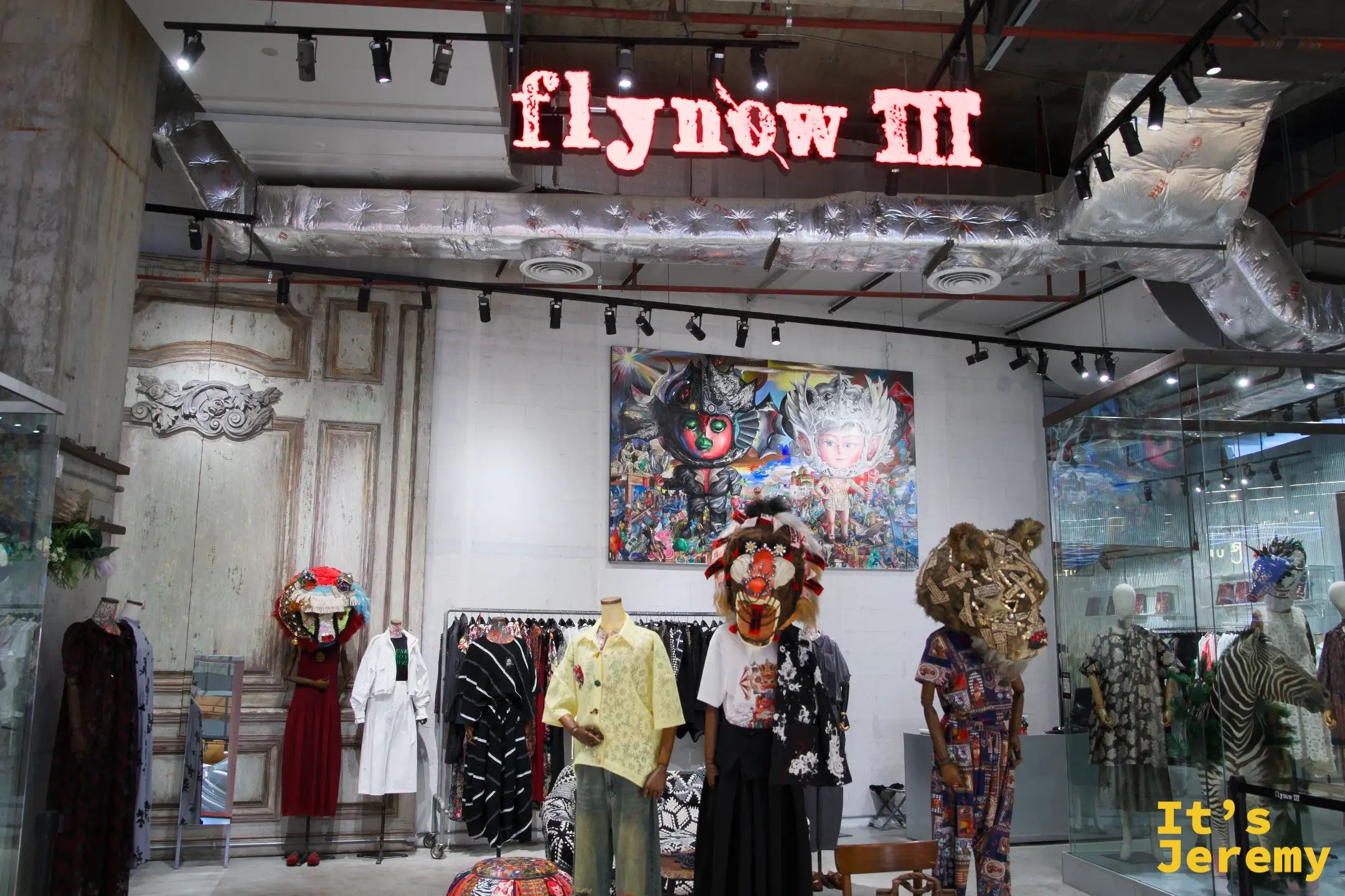 Flynow III 店外觀,霓虹店名,陳設穿著動物頭面具人偶的泰國設計師服裝