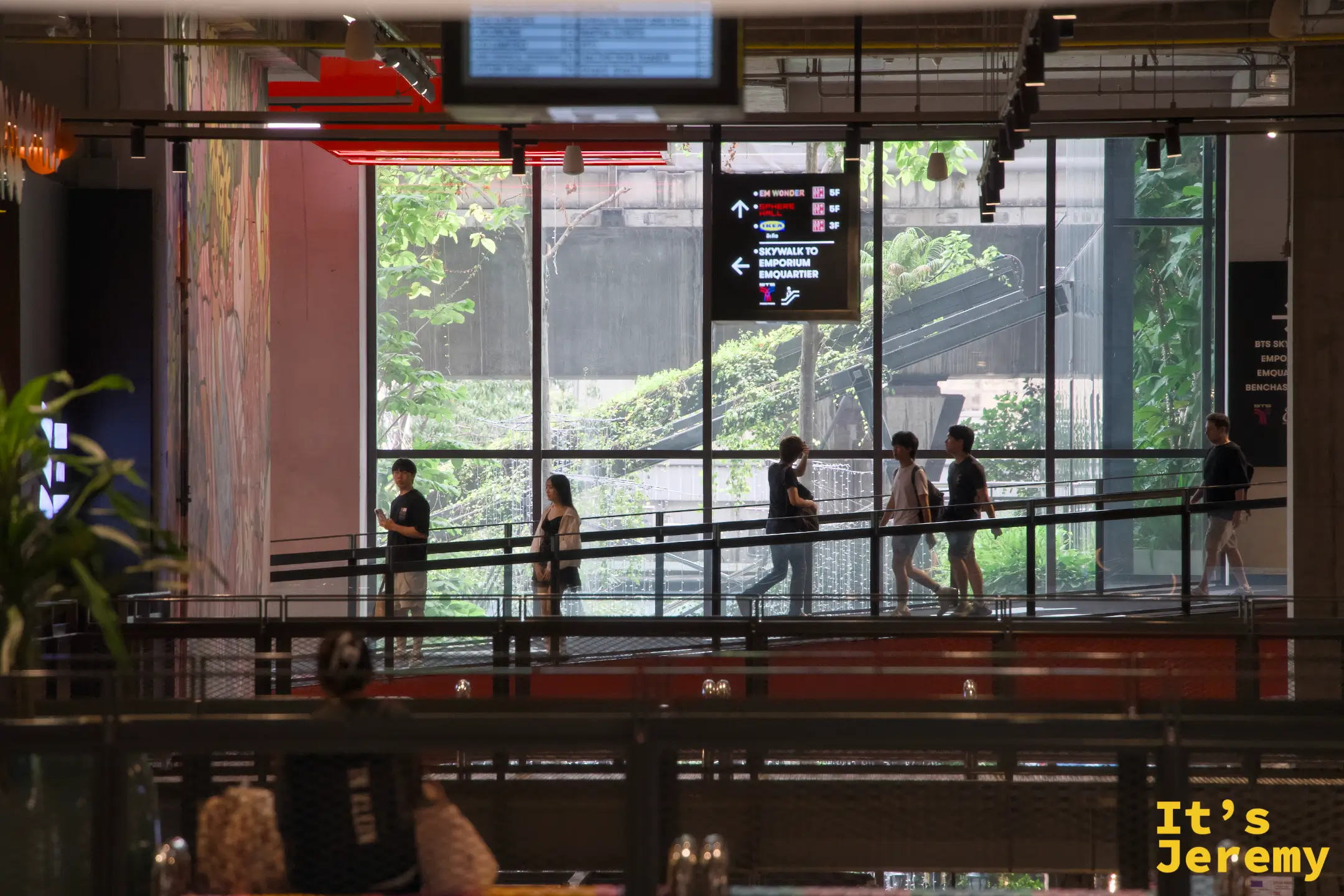 Emsphere 室內天橋走廊,指示牌顯示 Em Wander、Sphere Hall、BTS Skywalk 通往 Emporium 和 EmQuartier