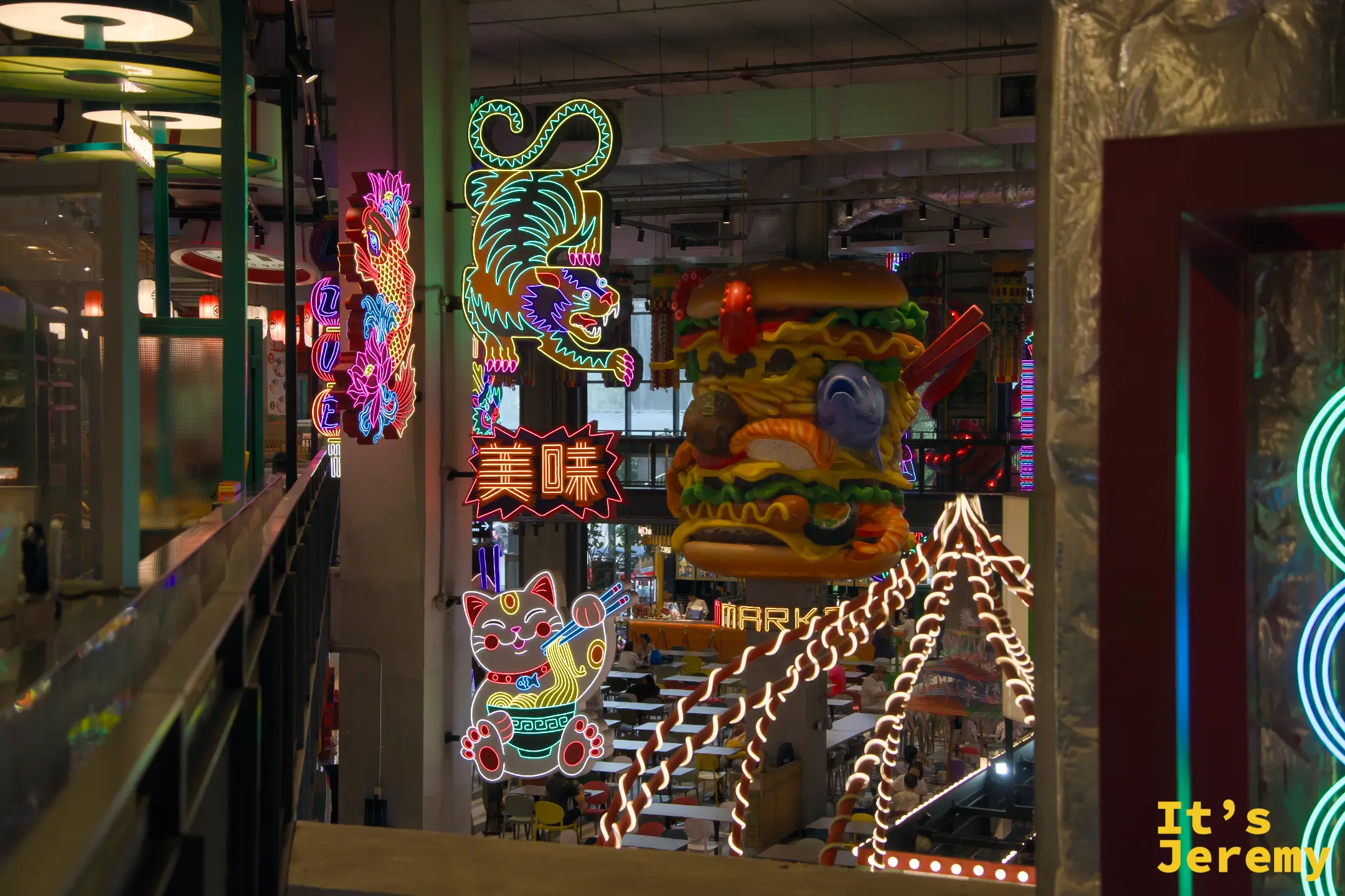FYI Market 多層樓俯瞰,霓虹美味、霓虹老虎燈牌,巨型漢堡雕塑從天花板垂下