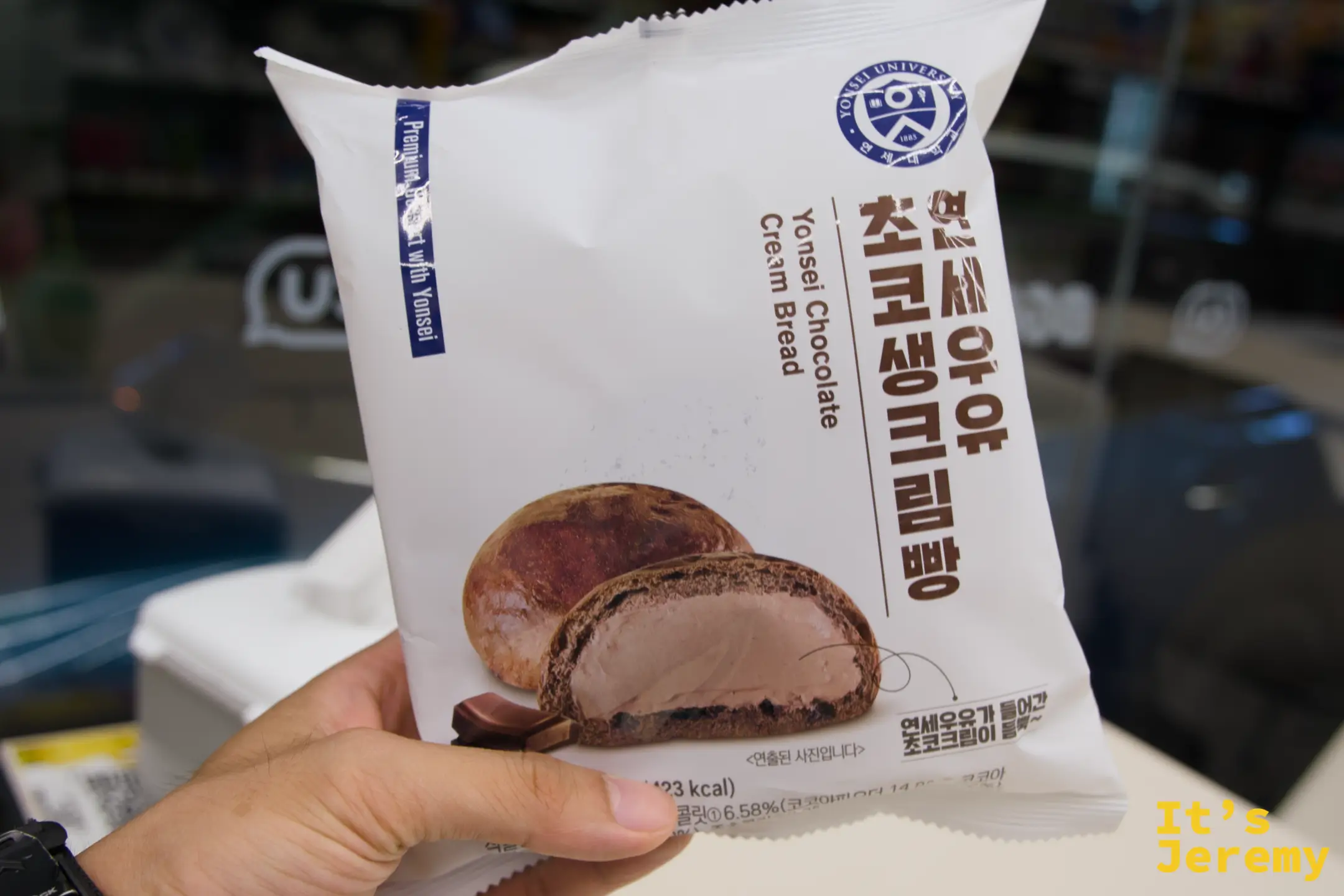 寶可夢糖果近拍，各種角色包裝在夜晚的房間燈下顯得格外療癒