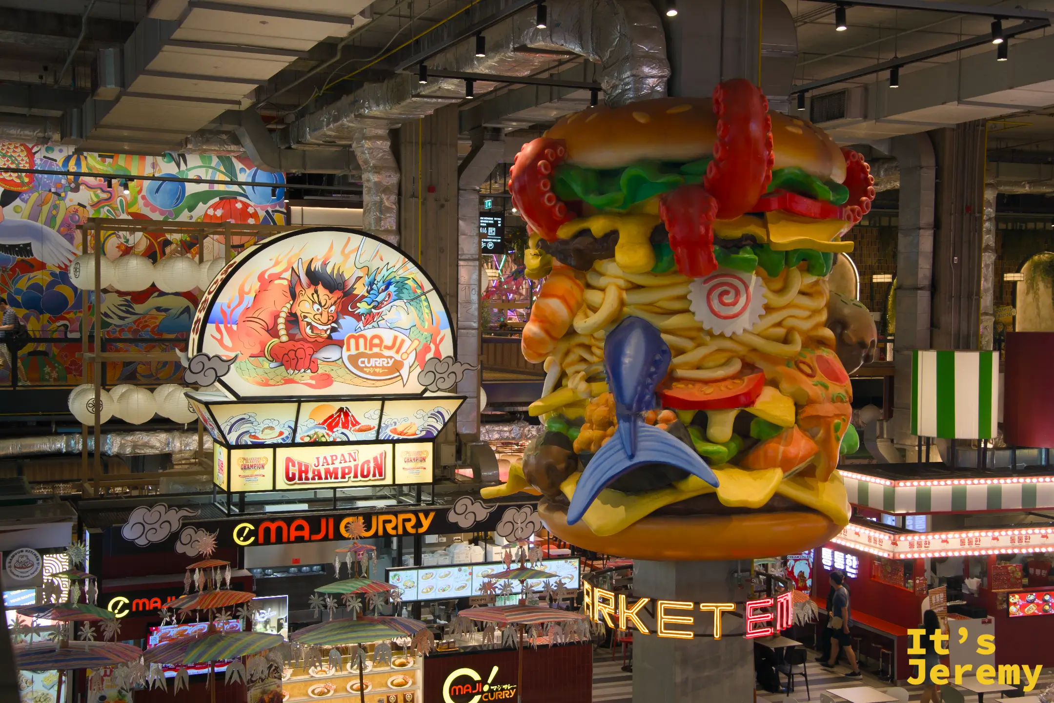 FYI Market 一隅,Maji Curry 招牌與巨型食物雕塑對望
