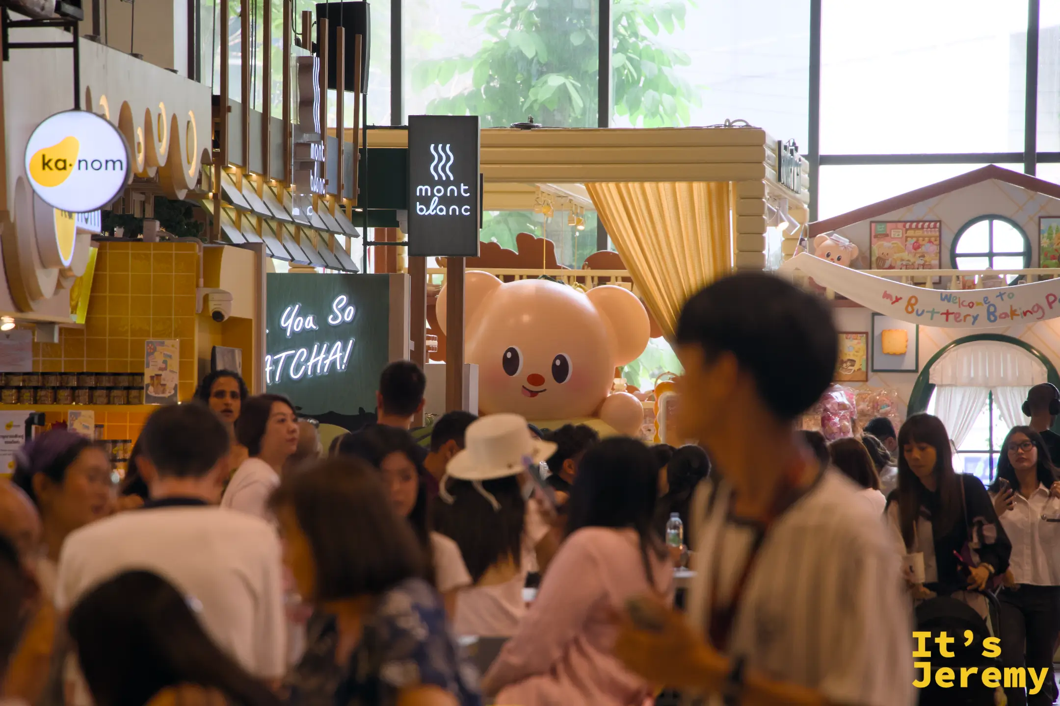 Ka-nom、Mont Blanc、You So Matcha 霓虹燈的甜點聚集區,人潮洶湧