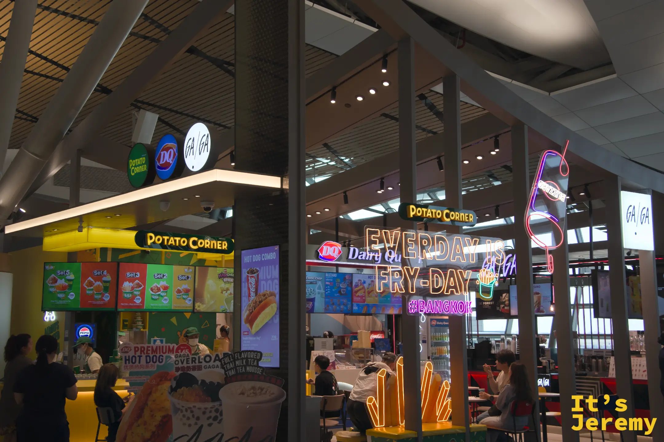 素萬那普機場管制區內美食街,Potato Corner、Dairy Queen 等連鎖餐飲攤位,有霓虹燈裝飾「EVERYDAY IS FRY-DAY」