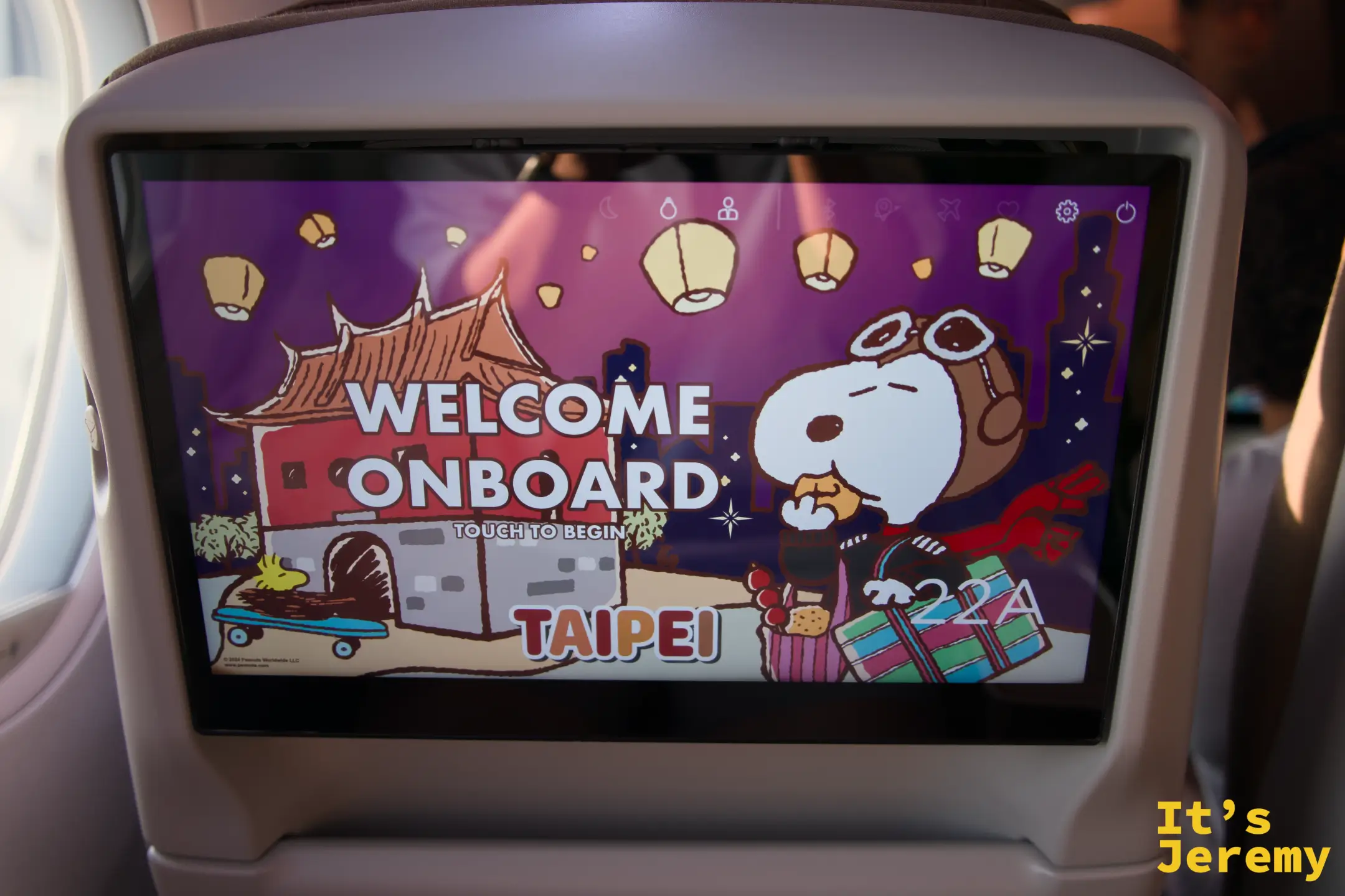 星宇航空機艙內娛樂螢幕顯示 Welcome Onboard Taipei,Snoopy 卡通飛行造型,座位號 22A