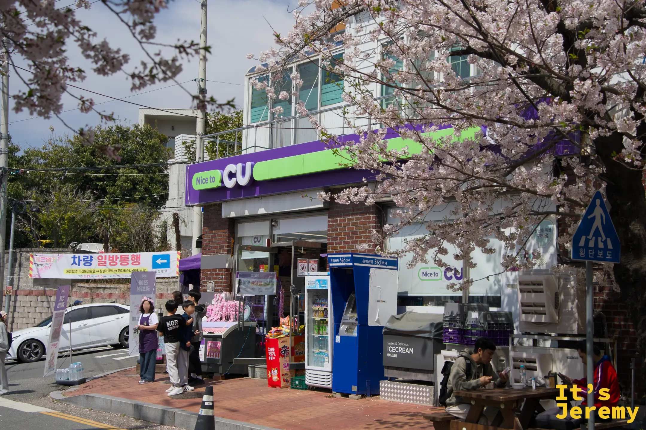 CU 便利商店剛好藏在一棵老櫻樹旁，隨手一拍就是韓國春天的日常感