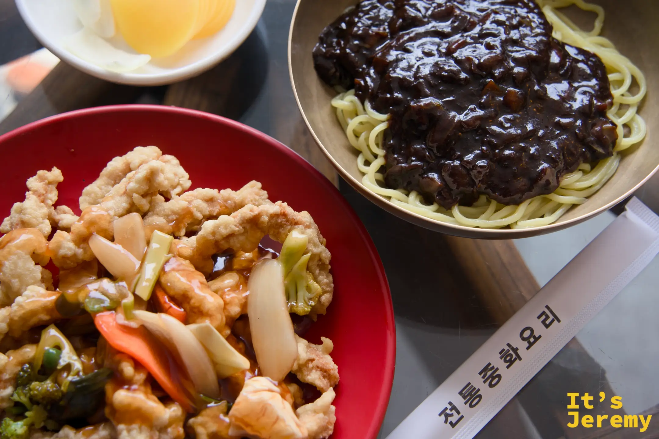 炸醬麵與糖醋肉一同上桌，傳統中華料理包裝印有「전통중화요리」，是老店的驕傲印記