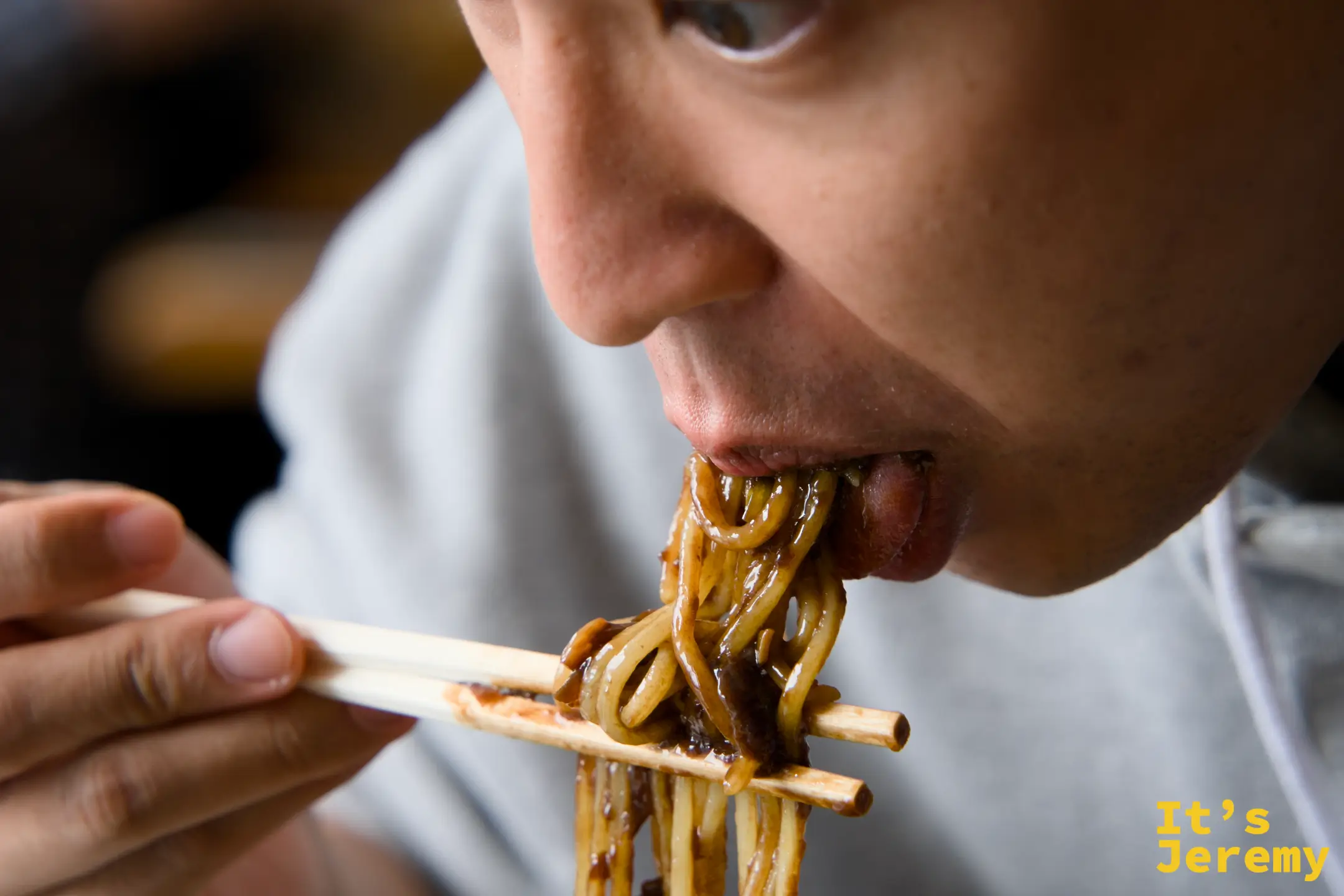 Jeremy 大口吃著炸醬麵，滿足感寫在臉上