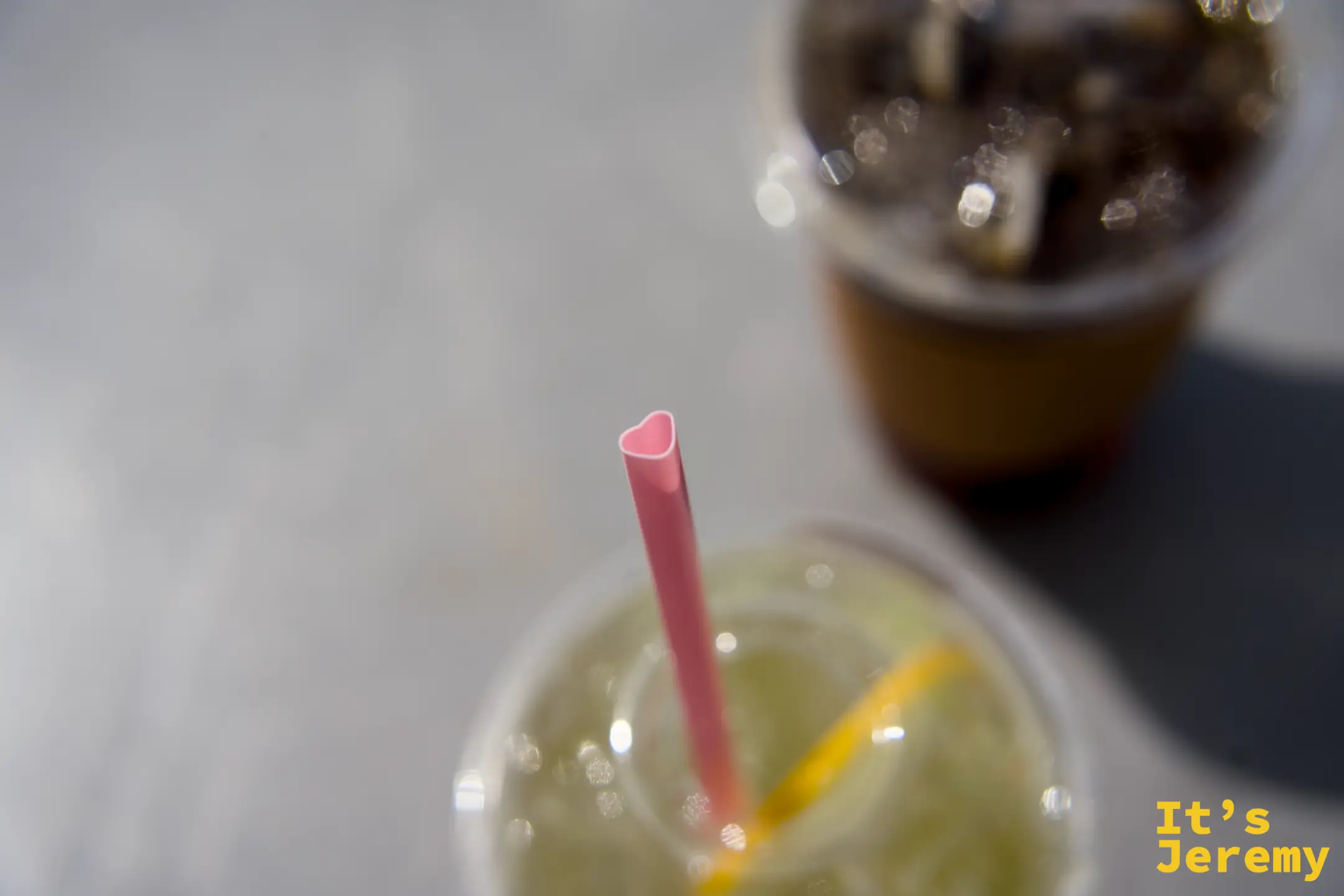 冰美式與外帶杯，就放在花道旁的欄杆上——這種日常感才是余佐川最好的配件