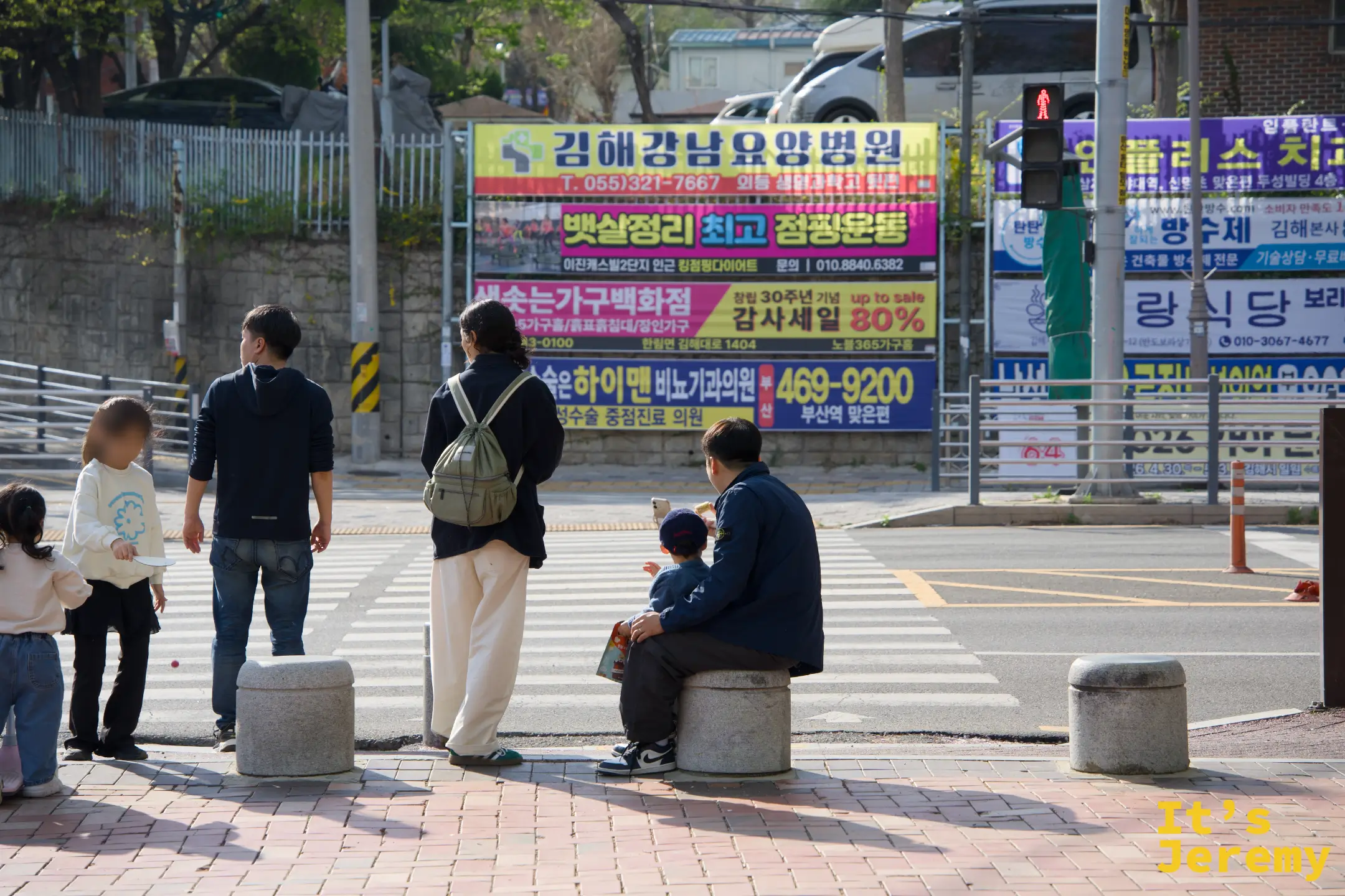 公園周邊街道，步行前往途中已能感受到節慶氣息，韓文招牌與往來人群構成生動的日常場景