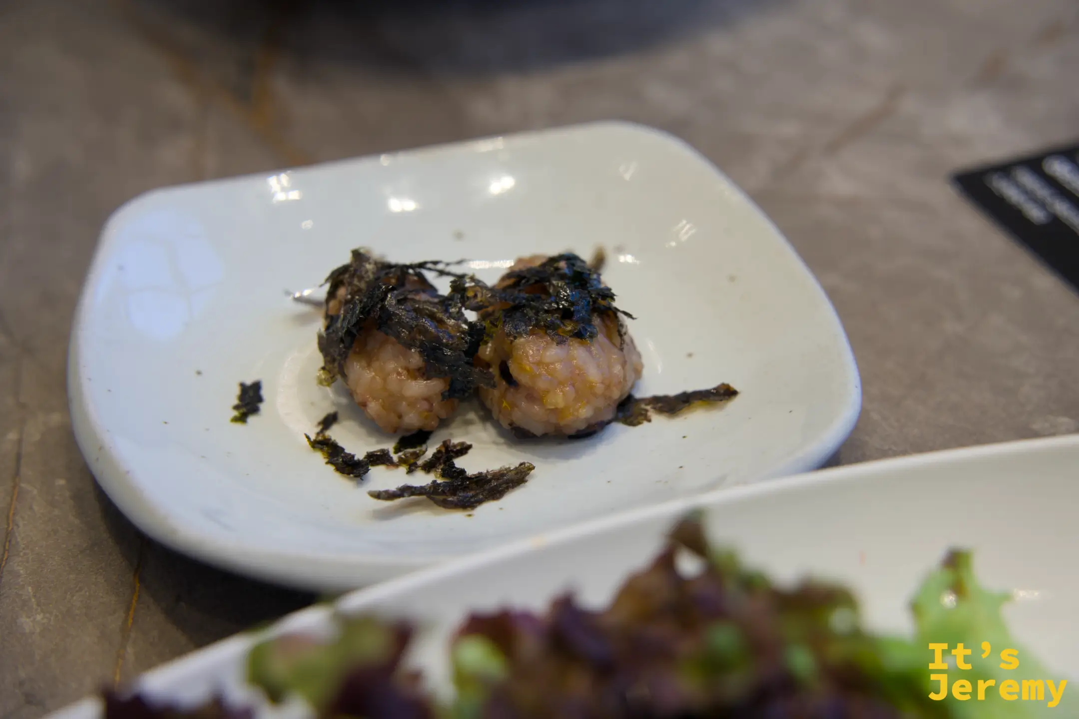 小菜之一：肉丸搭配炸紫菜，質樸但細節用心