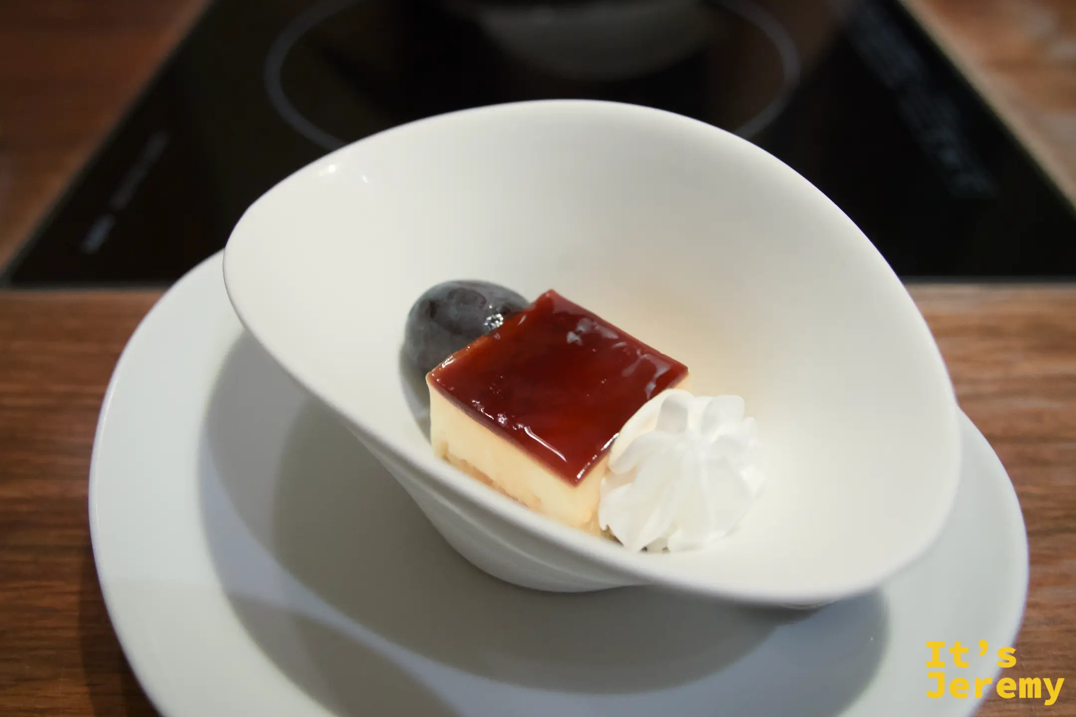 甜點，方形布丁佐焦糖醬與鮮奶油，盛於白色橢圓陶碗