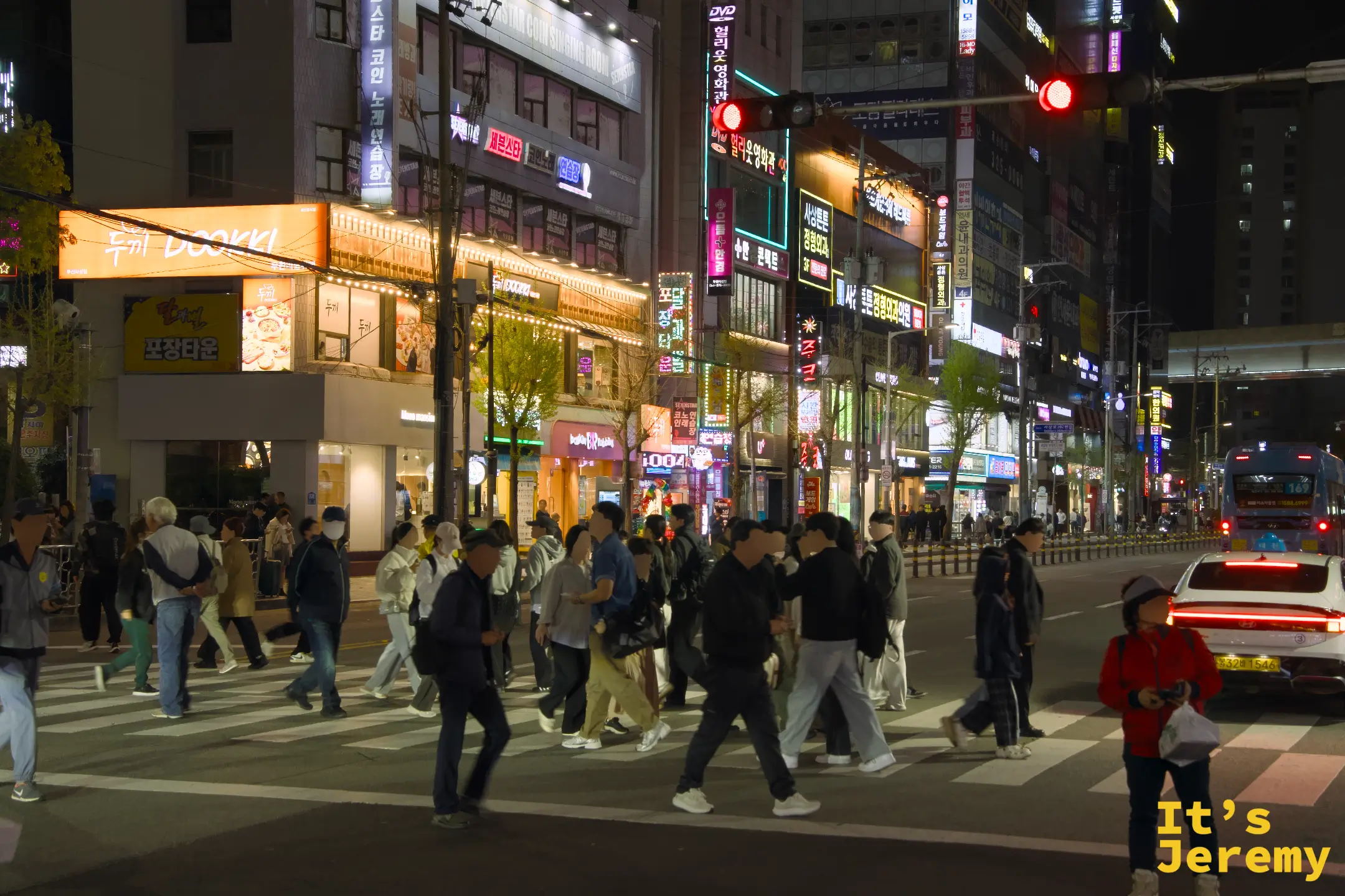 飯店附近的夜街，便利商店與韓文招牌的燈光把整條路染成暖橘色，是最平常也最好的韓國夜晚