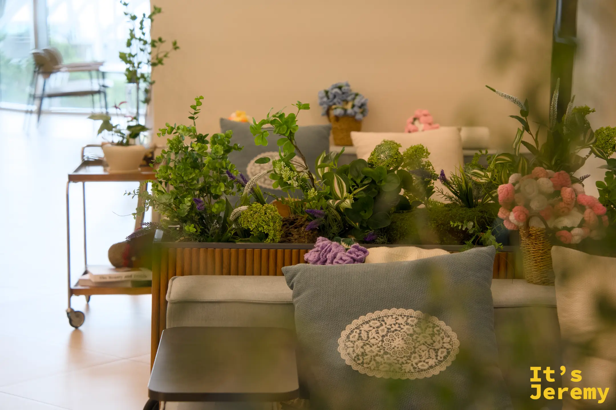 植栽角落搭配刺繡靠枕，光線充足的時候拍起來很有雜誌感