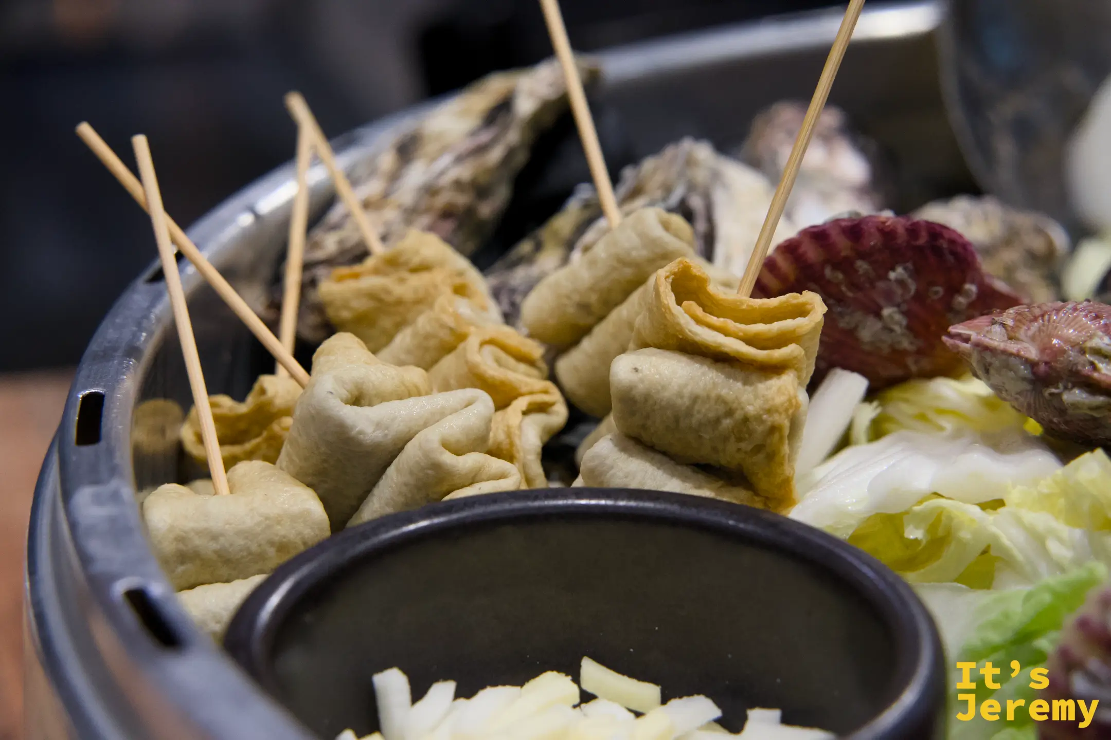 魚板串緊捲在竹籤上、金黃酥脆的特寫